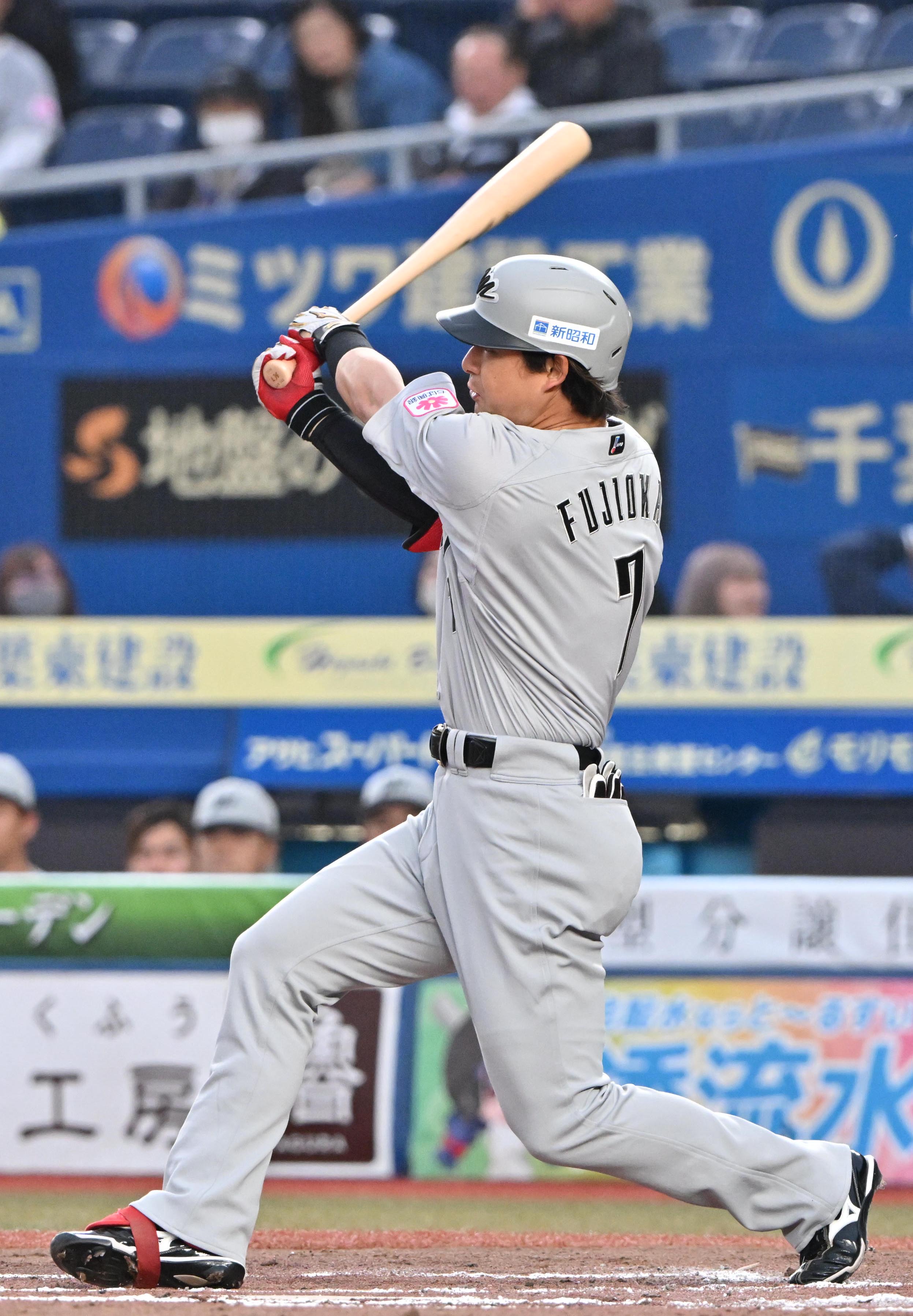 ロッテ・藤岡裕大、2号ソロで今季西武戦32イニングぶり得点（写真