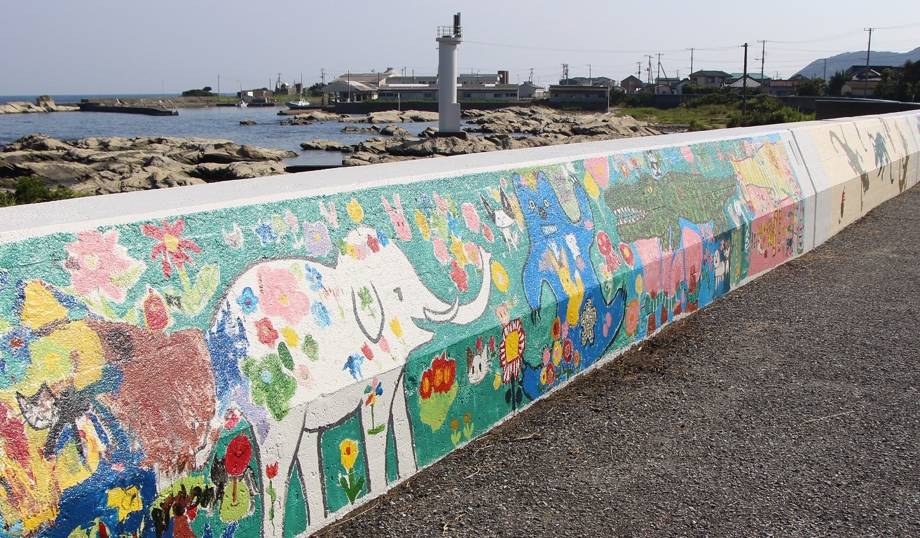 伝説の映画俳優」肖像画が故郷の防潮堤に - 産経ニュース