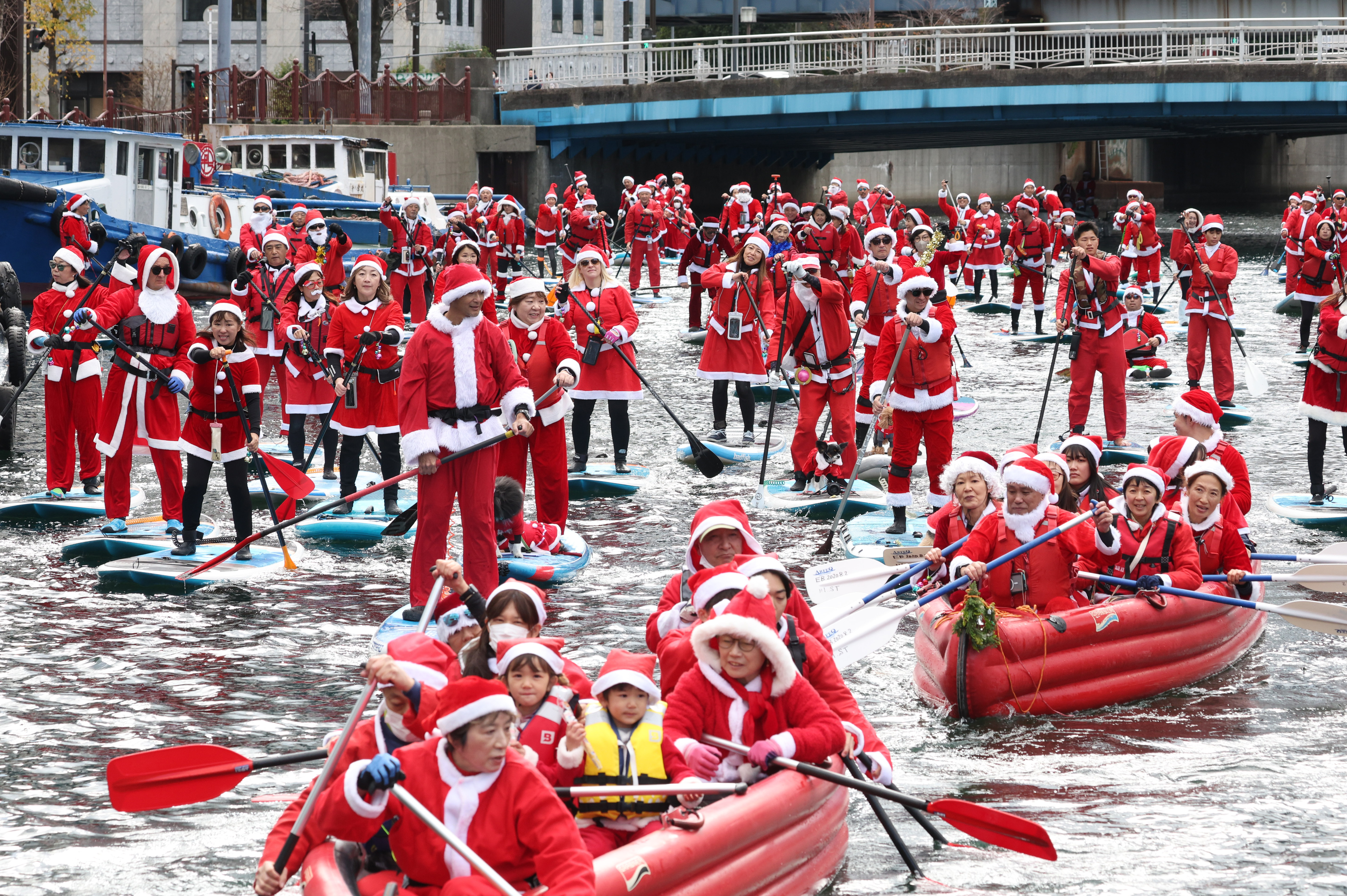 サンタ120人がSUPに乗って水上散歩 横浜・みなとみらいでクリスマス サンタ120人がSUPに乗って水上散歩 横浜・みなとみらいでクリスマス
