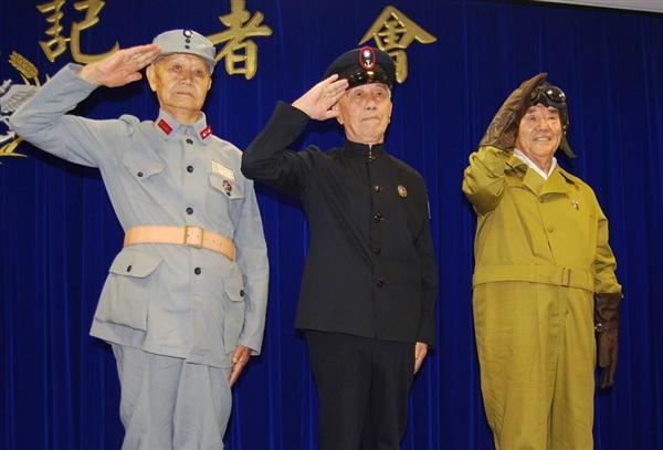 台湾、「抗日パレード」に合わせ旧国民党軍の軍服再現 老兵