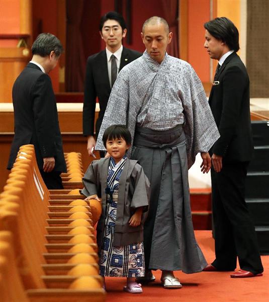 小林麻央さん死去 動画あり 歌舞伎座で 宙乗り の安全祈願し修祓式 勸玄君 海老蔵さんに手を引かれ参列 1 2ページ 産経ニュース