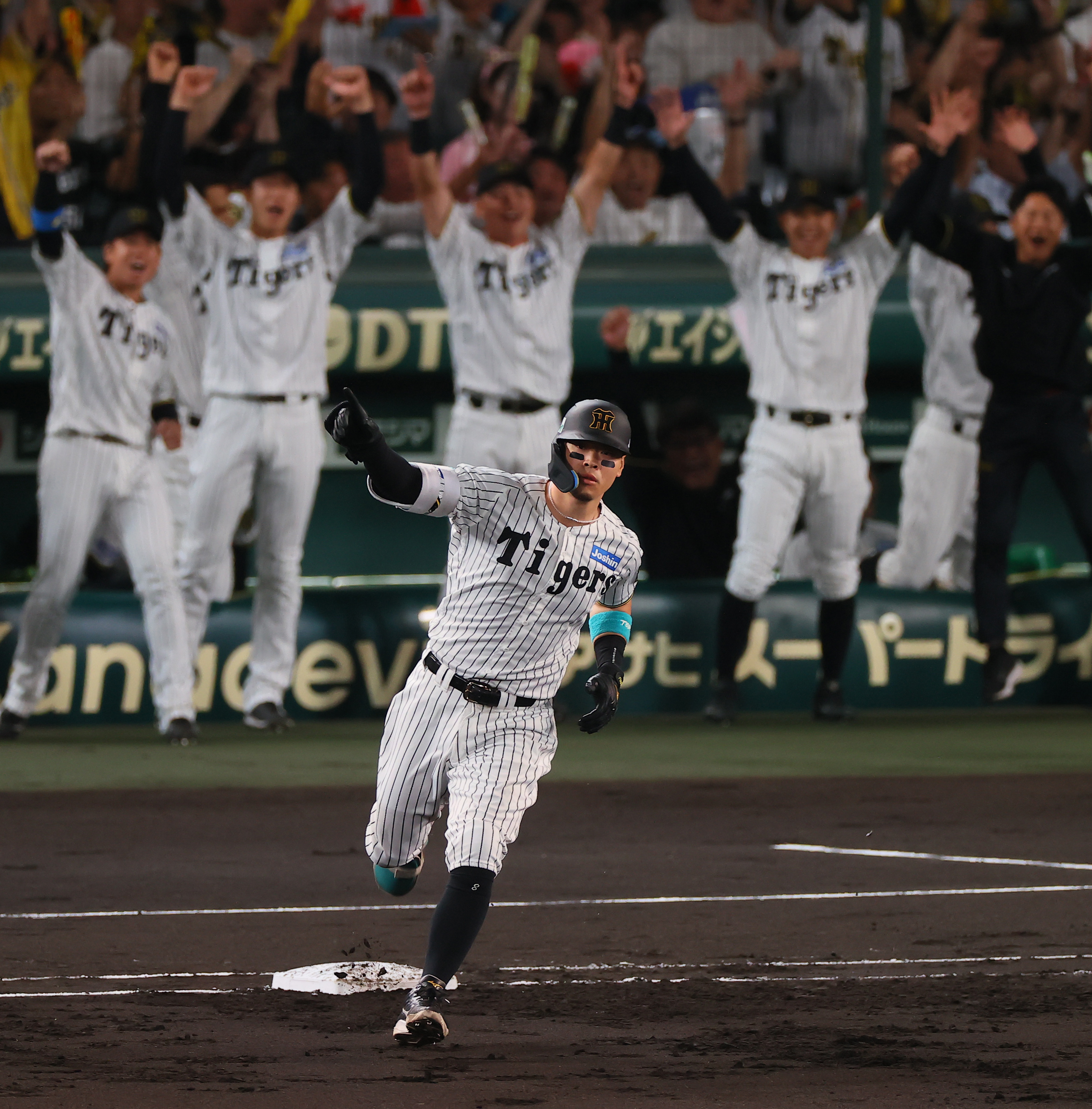 阪神・佐藤輝明、千両役者弾 3連勝で2年ぶりの日本シリーズ進出決定（1 
