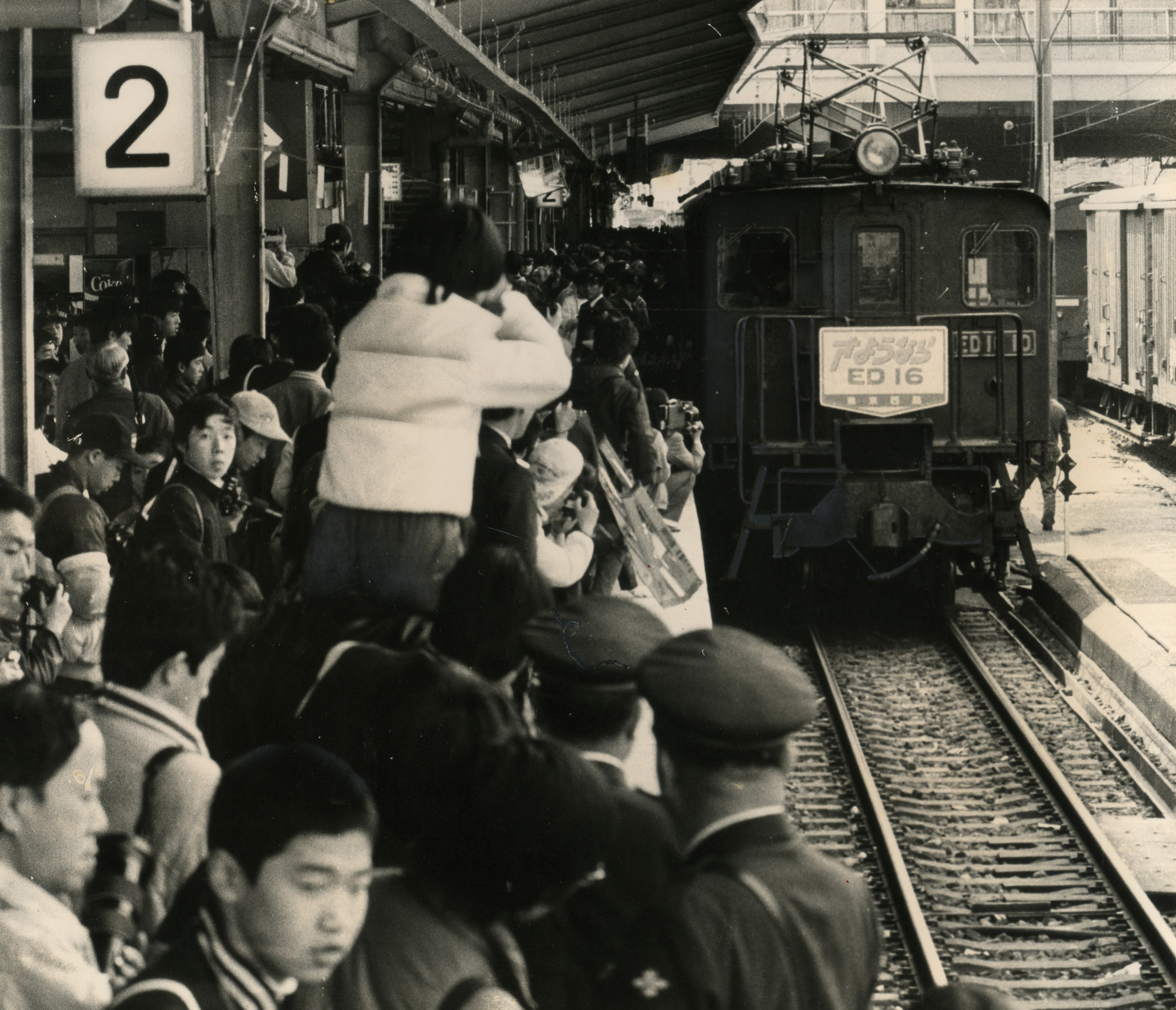 昭和初期の電気機関車「ED16」サヨナラ運転 新宿駅にファン殺到