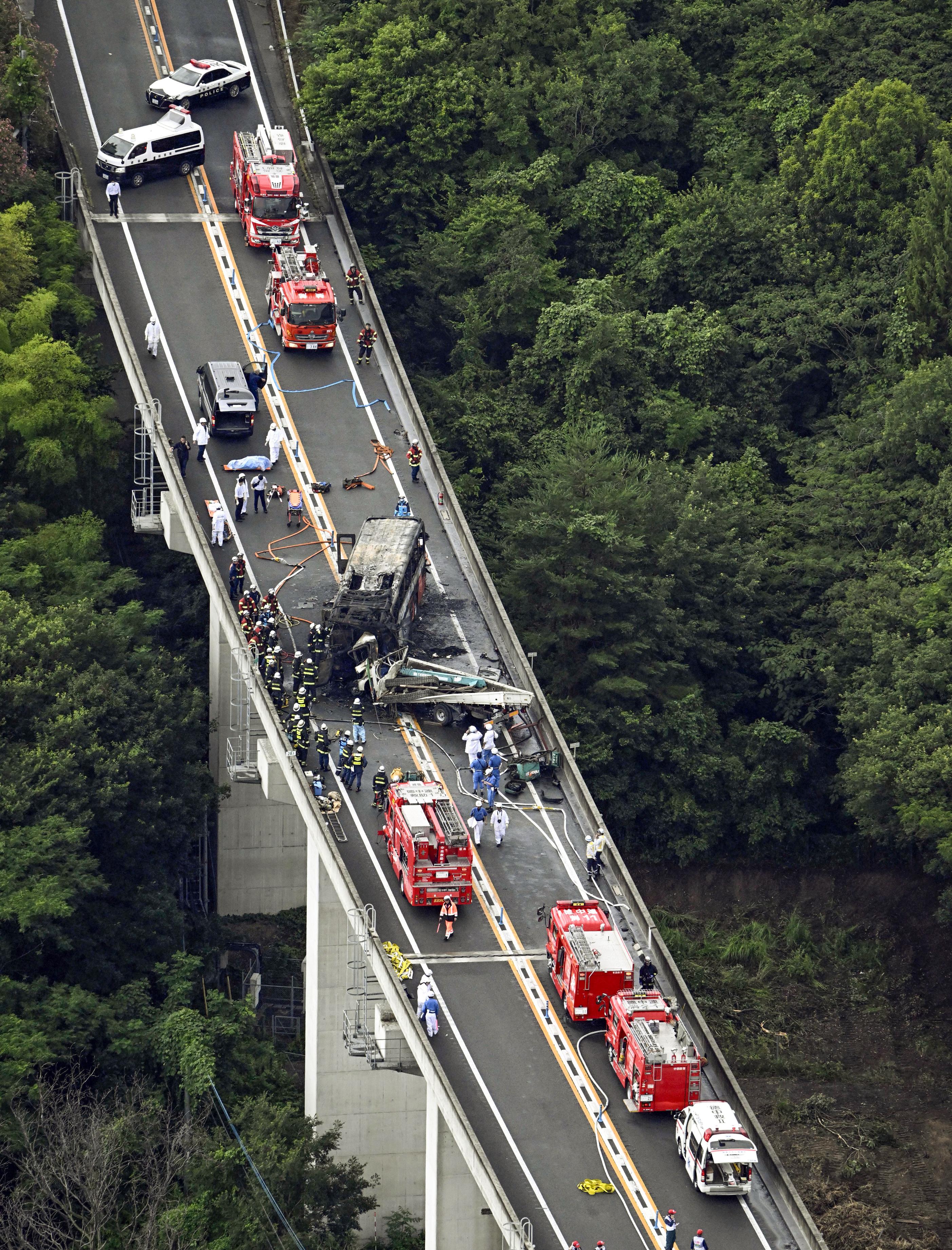 徳島道の高速バス炎上 2人死亡5人重傷 バスは松山市発、神戸・三宮行き