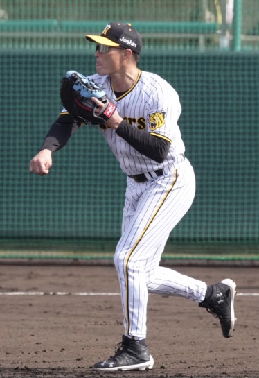 阪神・糸井嘉男が一塁用ミットで軽快にノックを受ける 超人が