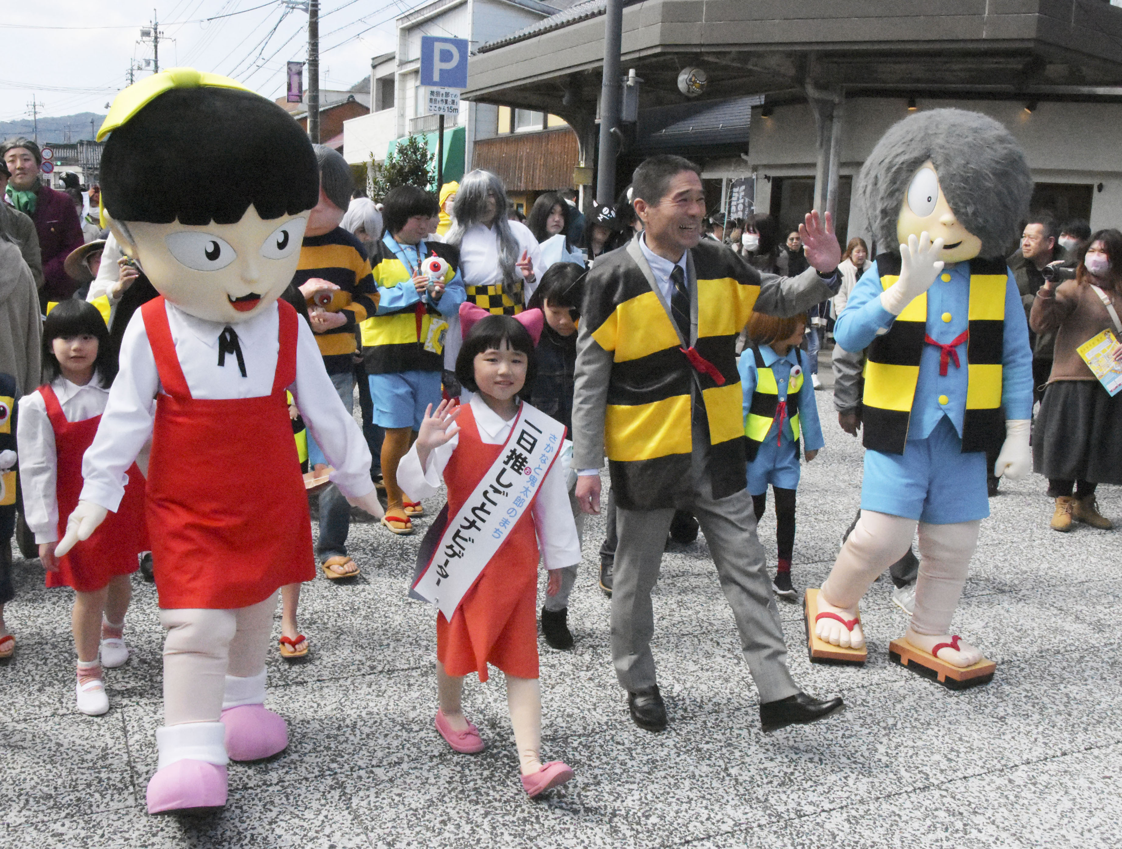 水木しげるさん生誕103年祝う 出身地でパレード、ねこ娘姿で人気子役の 