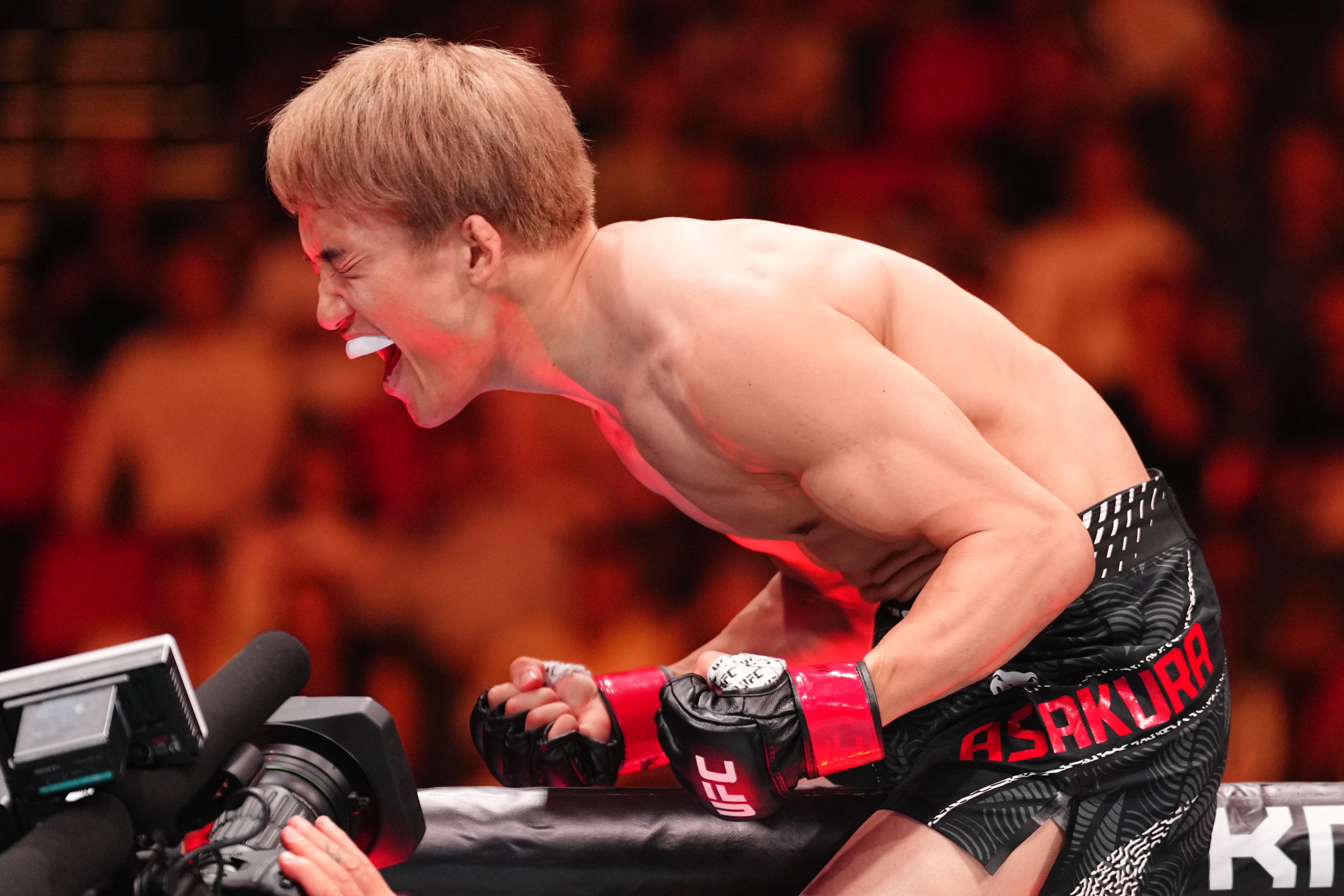 UFC】朝倉海、1回1分50秒KO勝ち！涙を堪えきれず「本当に崖っぷちだっ