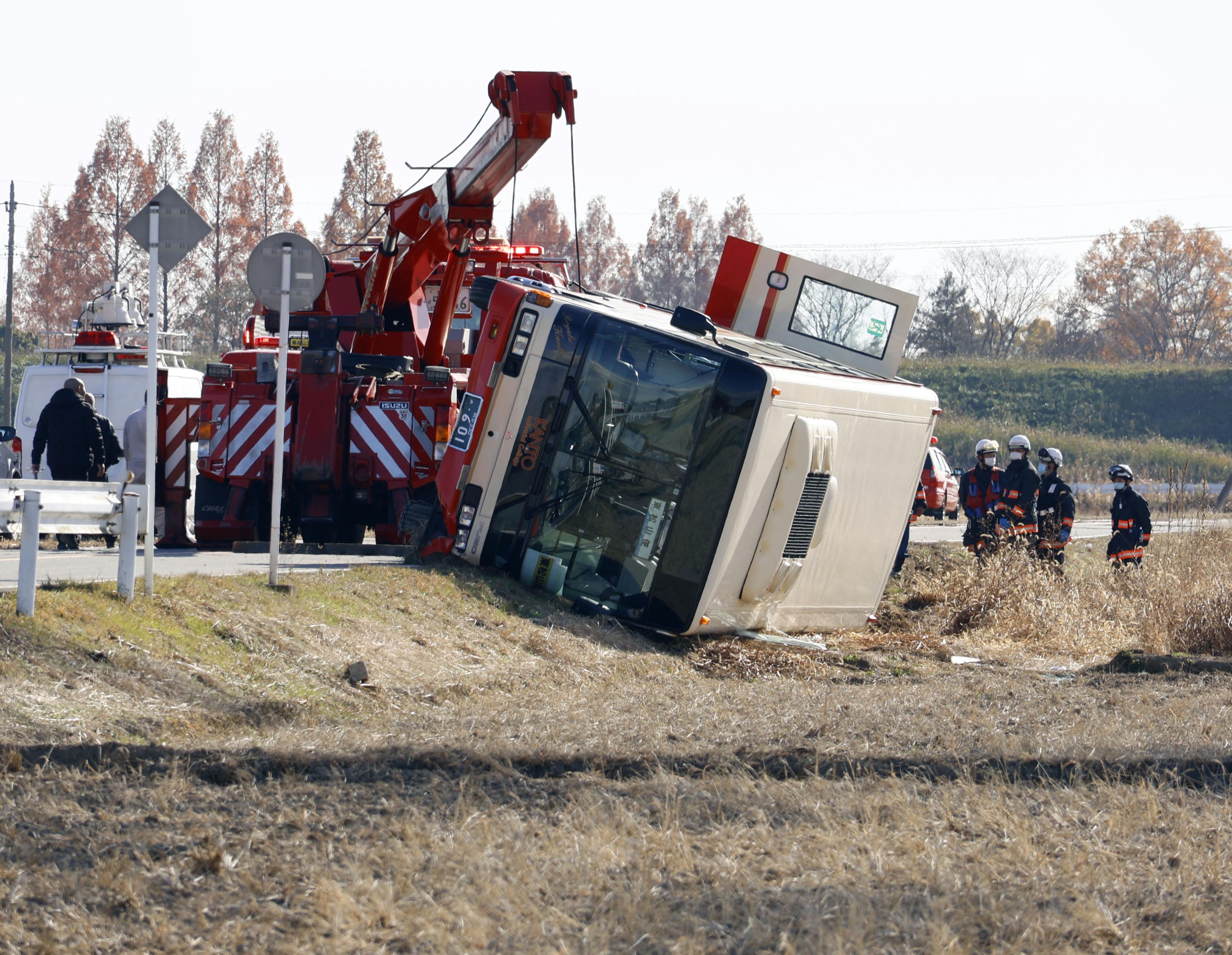50人乗車の専門学校送迎バスが田んぼに転落、20人軽傷か、埼玉・吉見町