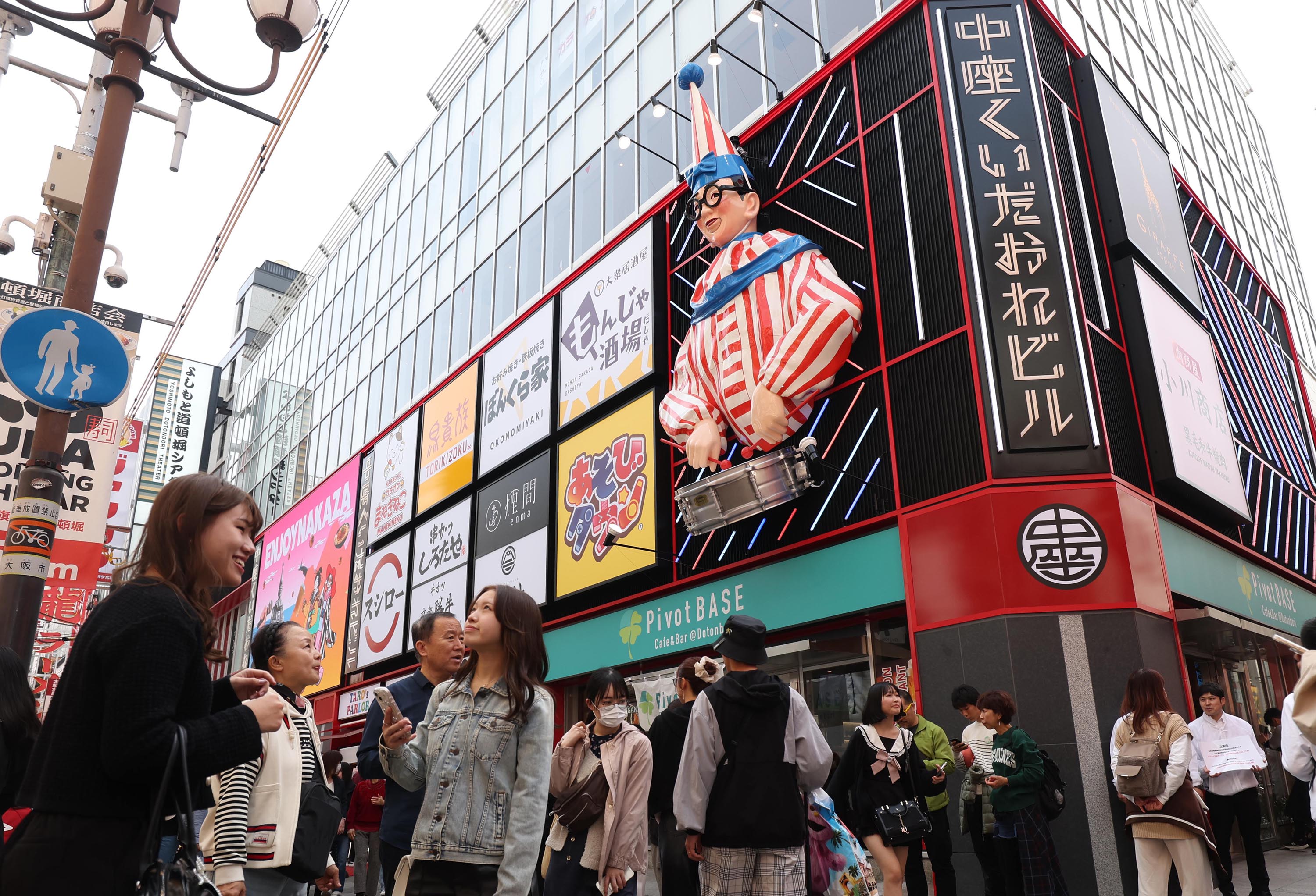 道頓堀に新たなフォトスポット 上半身で6mのデカ看板「くいだおれ太郎