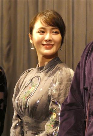 貫地谷しほりがグレーの衣装で初日舞台あいさつ 占いで今日のラッキーカラーでした サンスポ