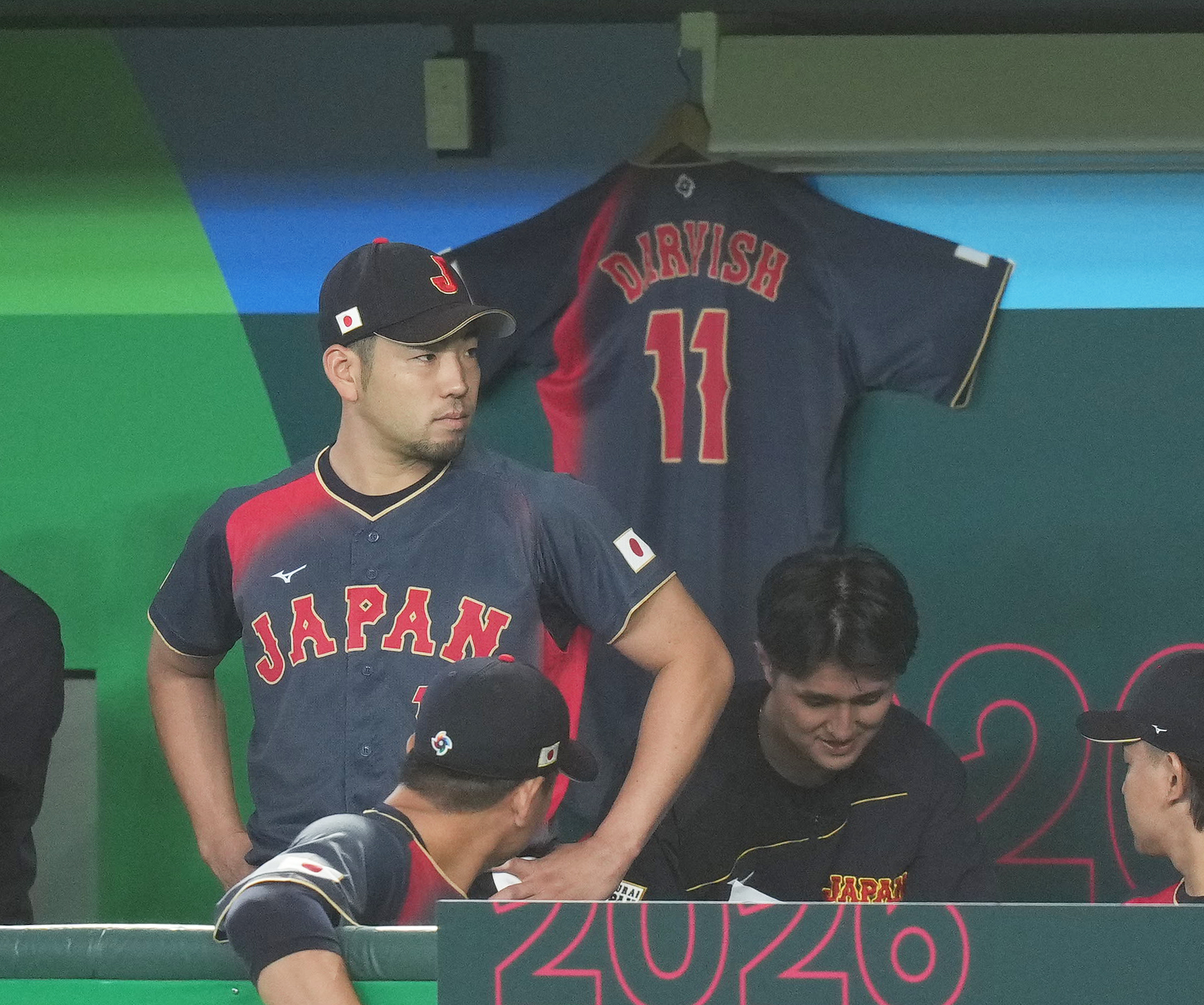 侍ジャパンベンチにアドバイザーのダルビッシュ有のユニホーム 1次