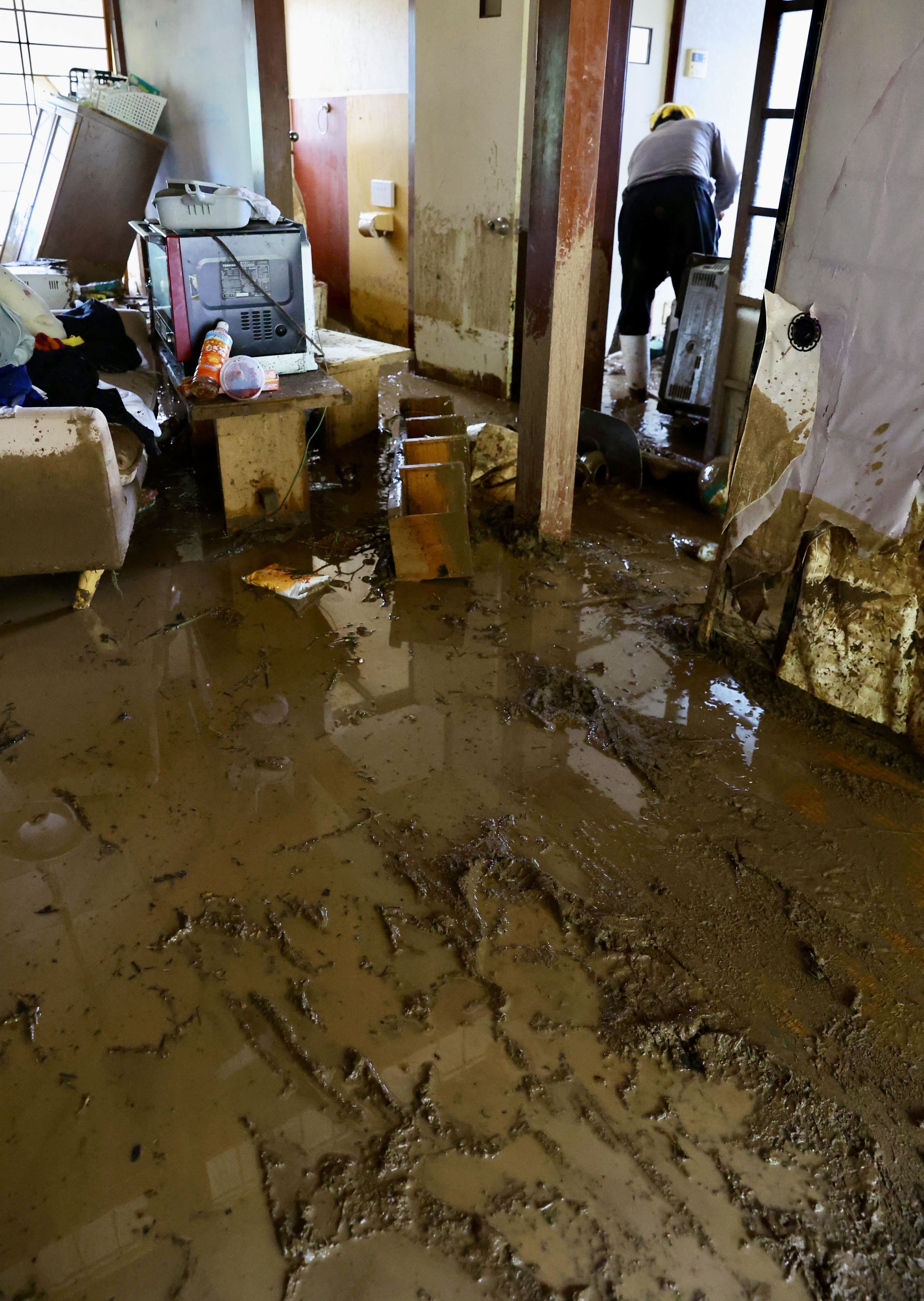 携帯電話が流され…「笑う元気も残っていない」 濁流に迫られた輪島の人