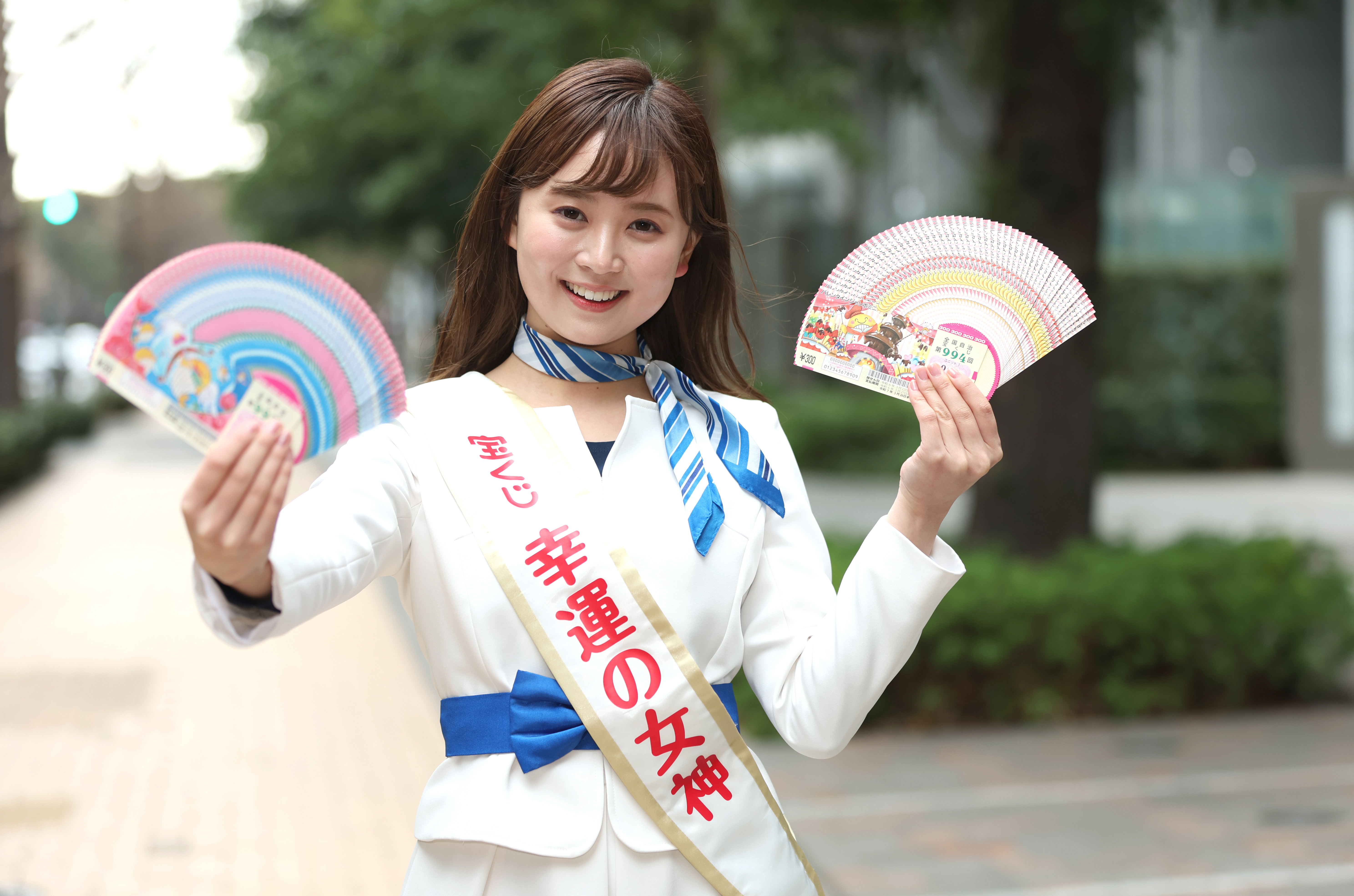 幸運の女神」村田晏奈さんがバレンタインジャンボをPR 「生おーんを