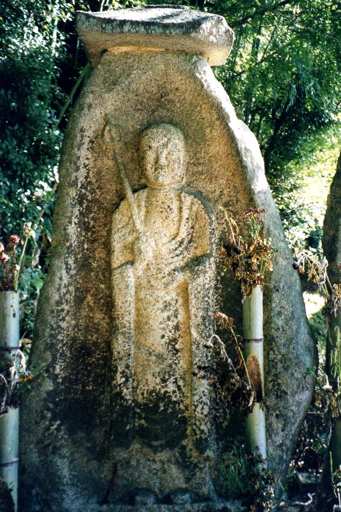 石仏は語る】鎌倉から室町の珍しい三尊形式 少菩提寺跡三体地蔵（滋賀