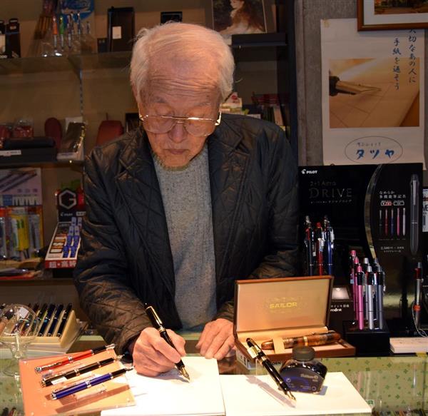 万年筆人気じわり ボールペン育ちの若者も「書きええなあ」 岡山の専門