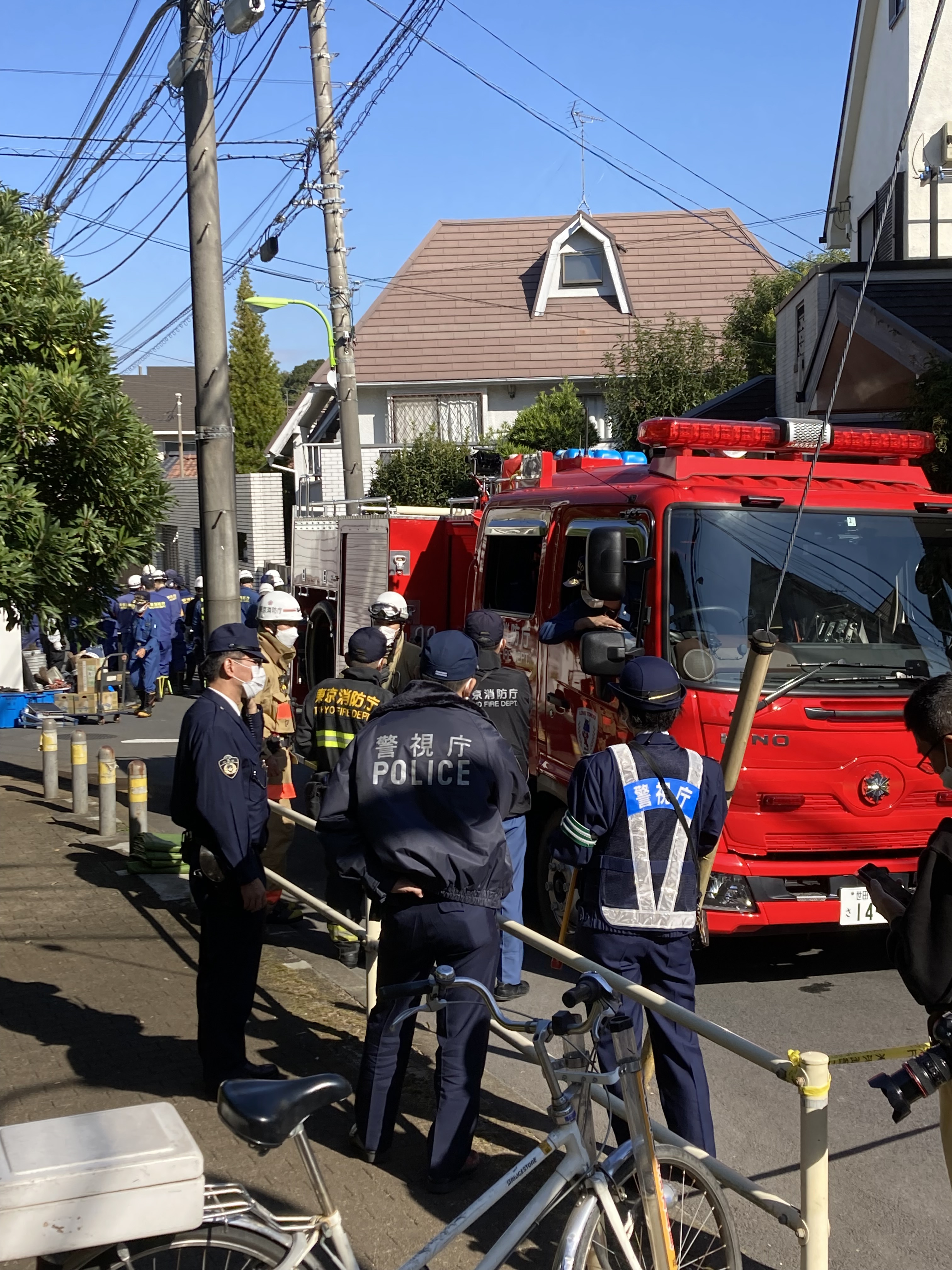 村田兆治さんの自宅周辺には多くの人だかり いまだに焼け焦げた匂い サンスポ