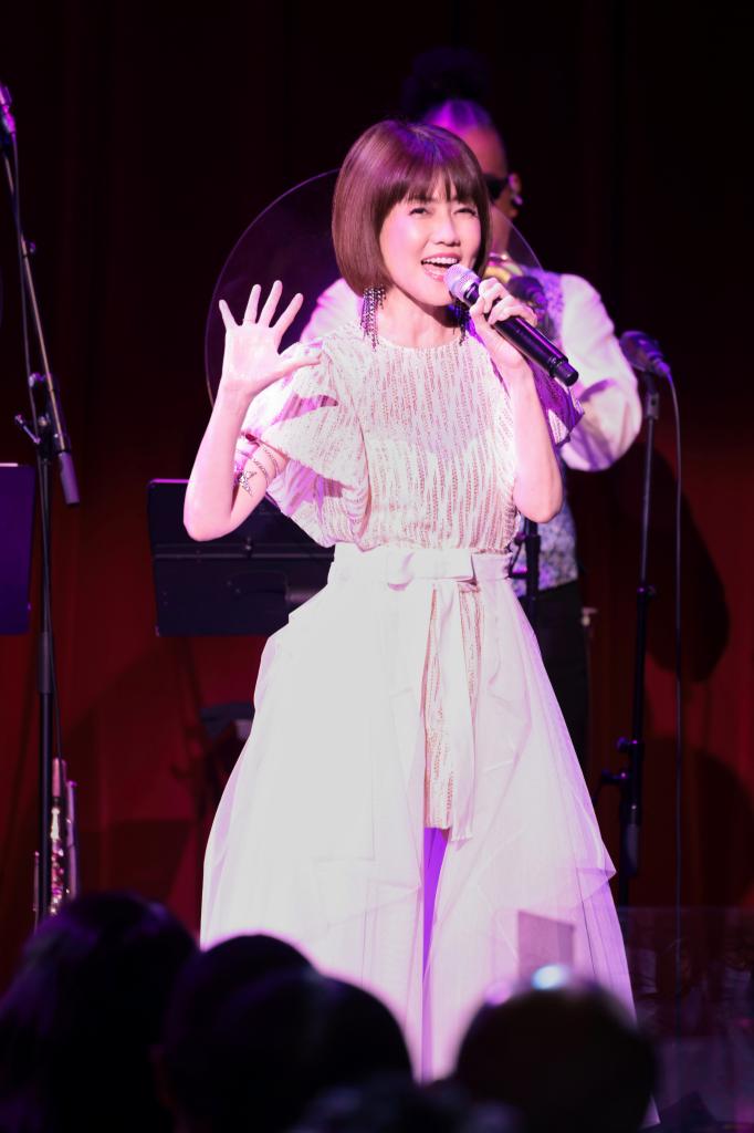 松本伊代「40周年記念ライブ」で18曲を熱唱 夫・ヒロミが