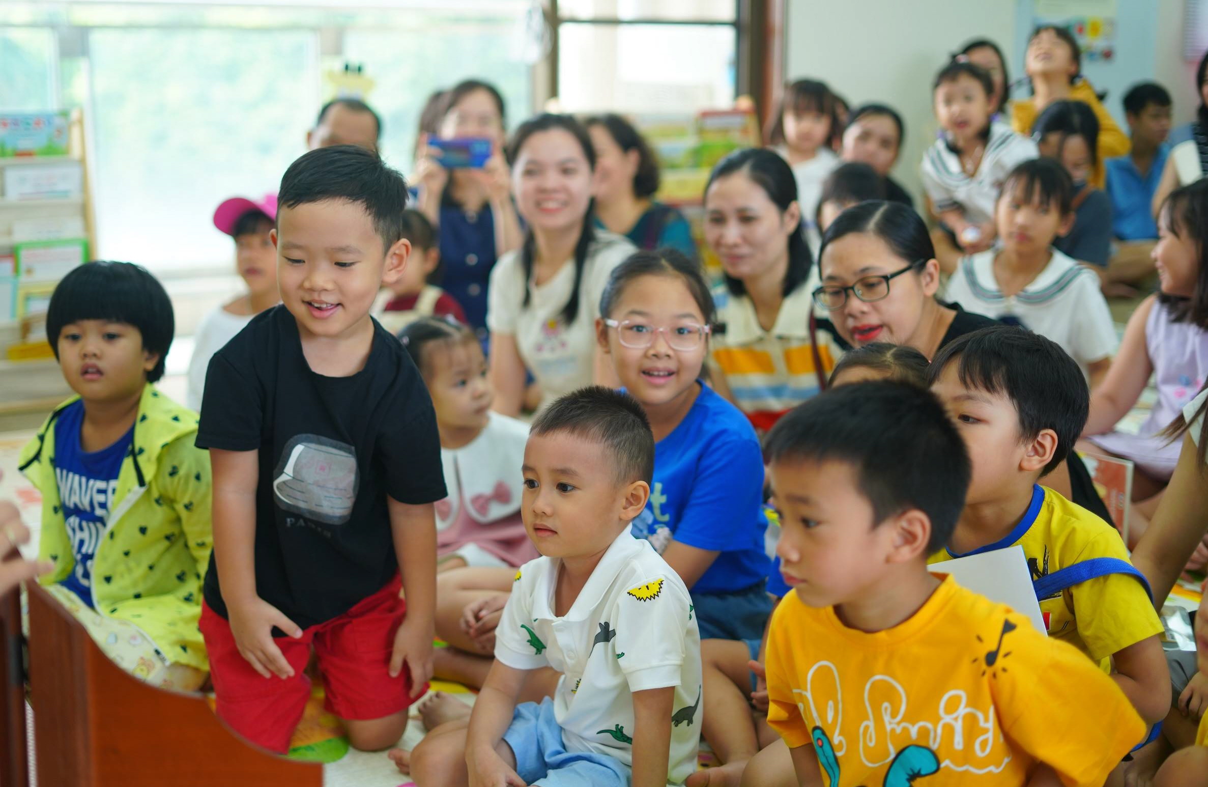 子供と本に心寄せられた上皇后さま エッセー、ベトナム語に翻訳 現地