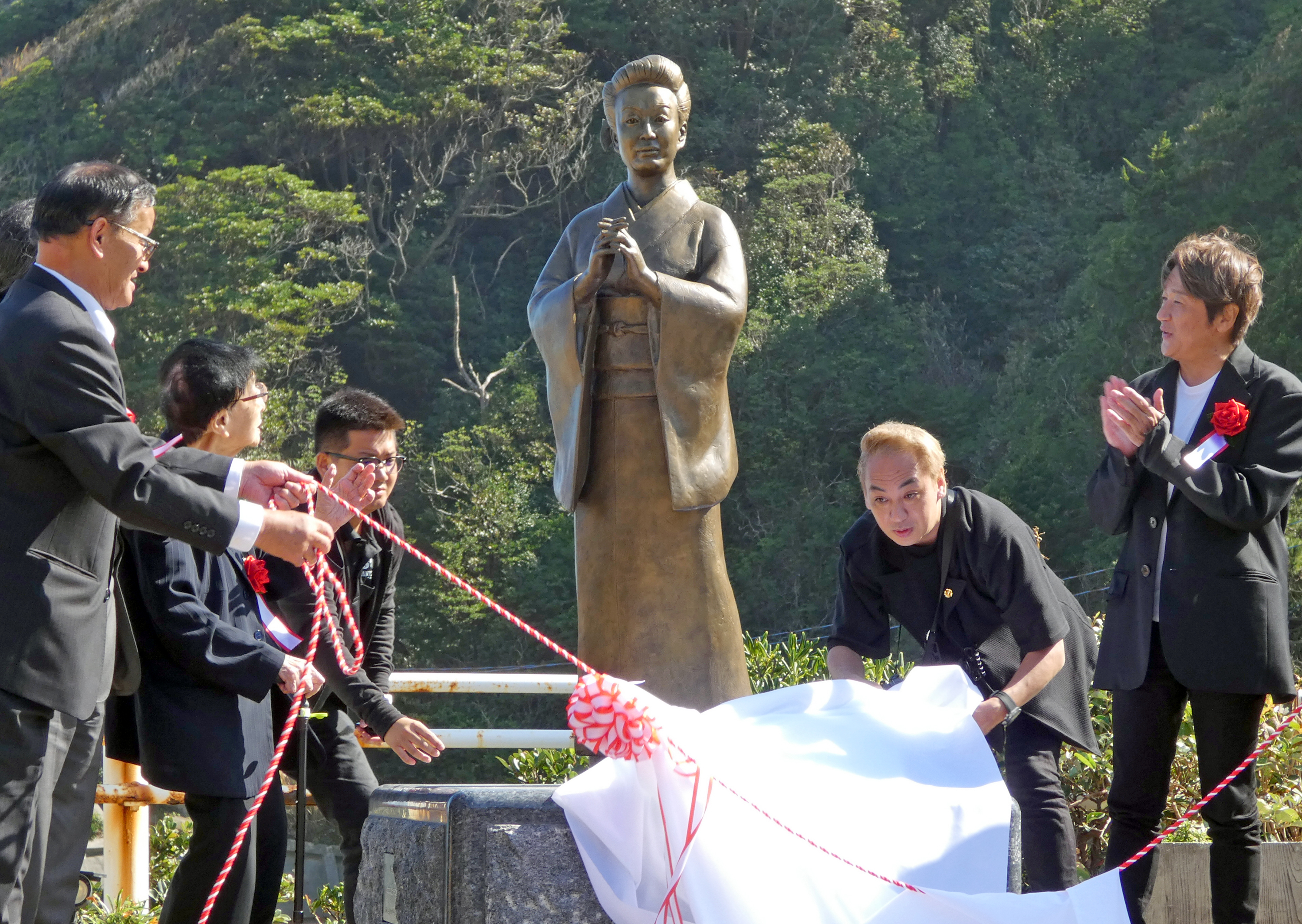 美空ひばり像、「みだれ髪」舞台の福島・いわき市に 京都から移設 
