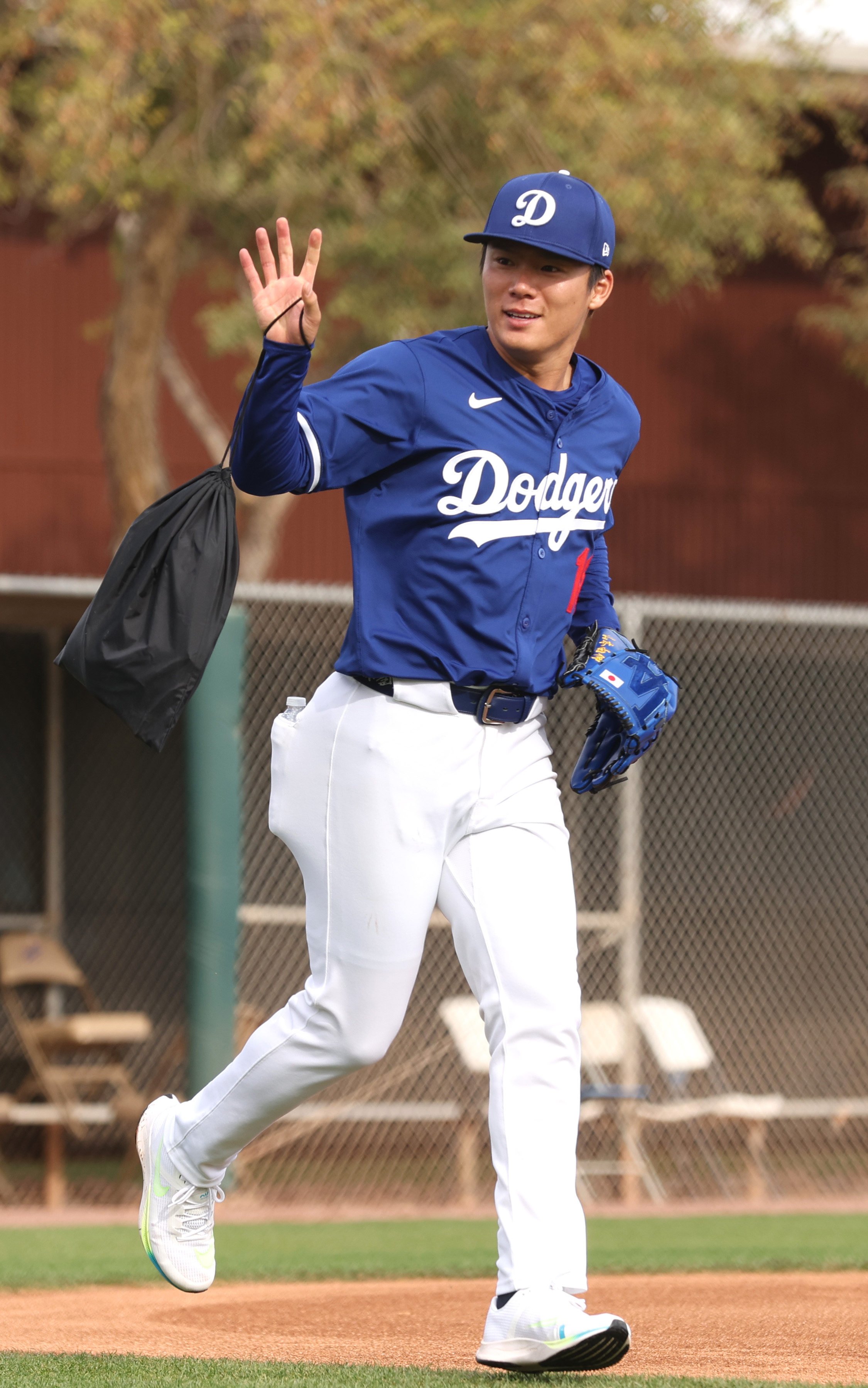 新調グラブに「日の丸」「LA」 山本由伸、キャッチボール - 産経ニュース