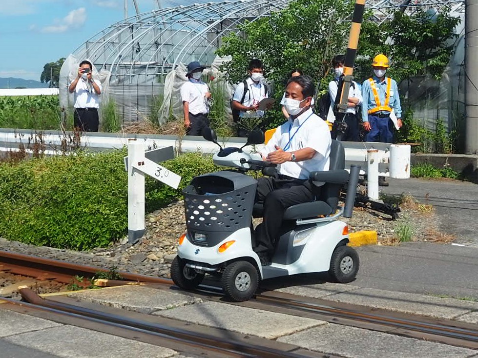 踏切で立ち往生のシニアカー、衝突までの３５秒 - 産経ニュース