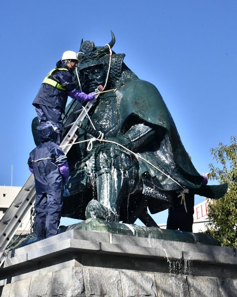 信玄公がさっぱり 銅像大掃除 開府５００年 へ輝き 甲府駅前 産経ニュース