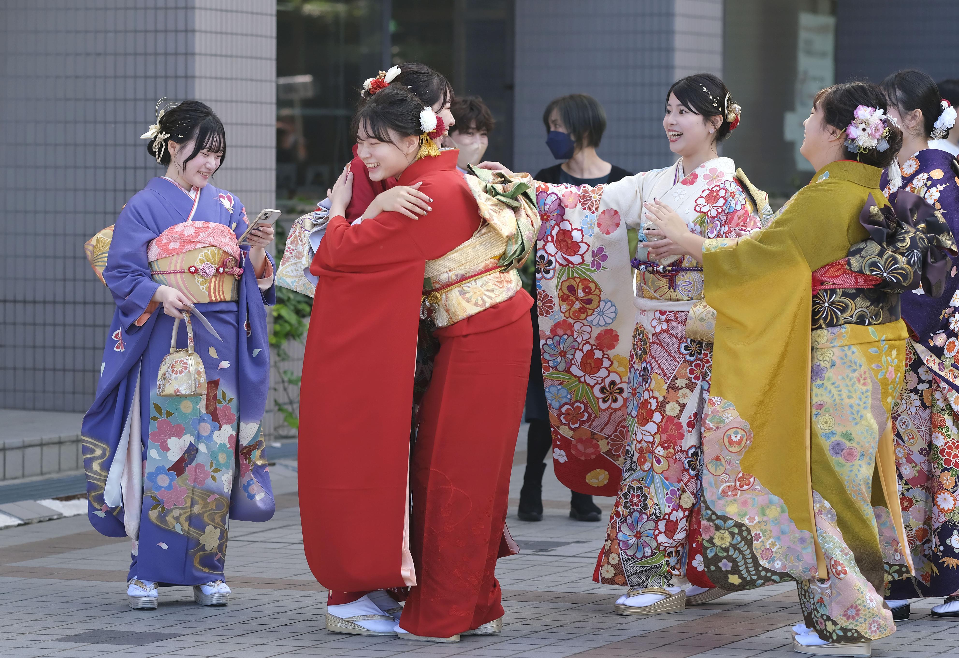 9カ月遅れで二十歳の集い、同級生との再会に笑顔 地震被災の石川・七尾