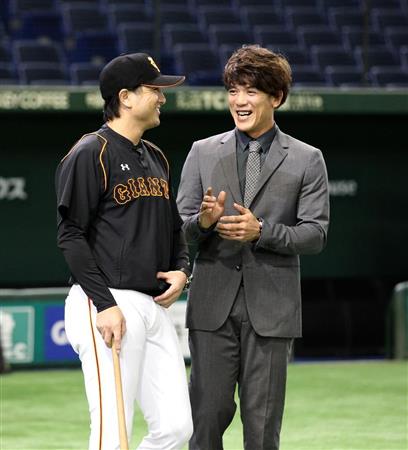 巨人・高橋監督、同学年の楽天・松井稼キャスターの訪問に笑顔（写真