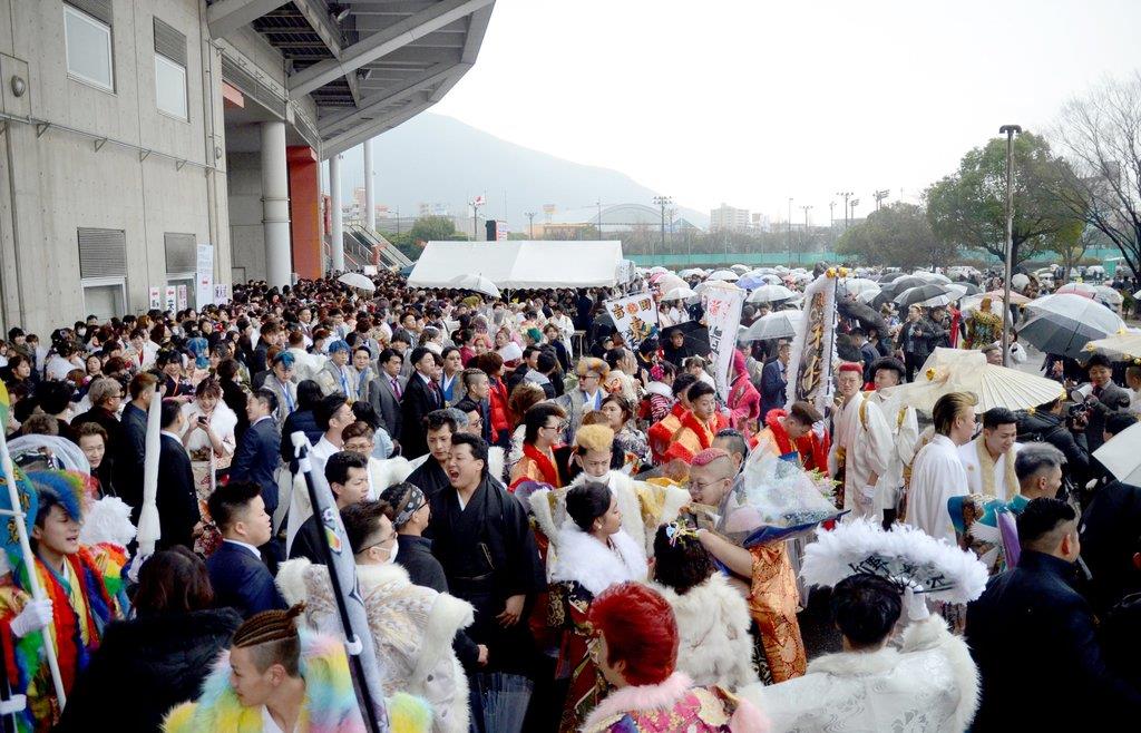 派手な衣装や幟旗 北九州市で成人式 式典進行は妨げず 産経ニュース