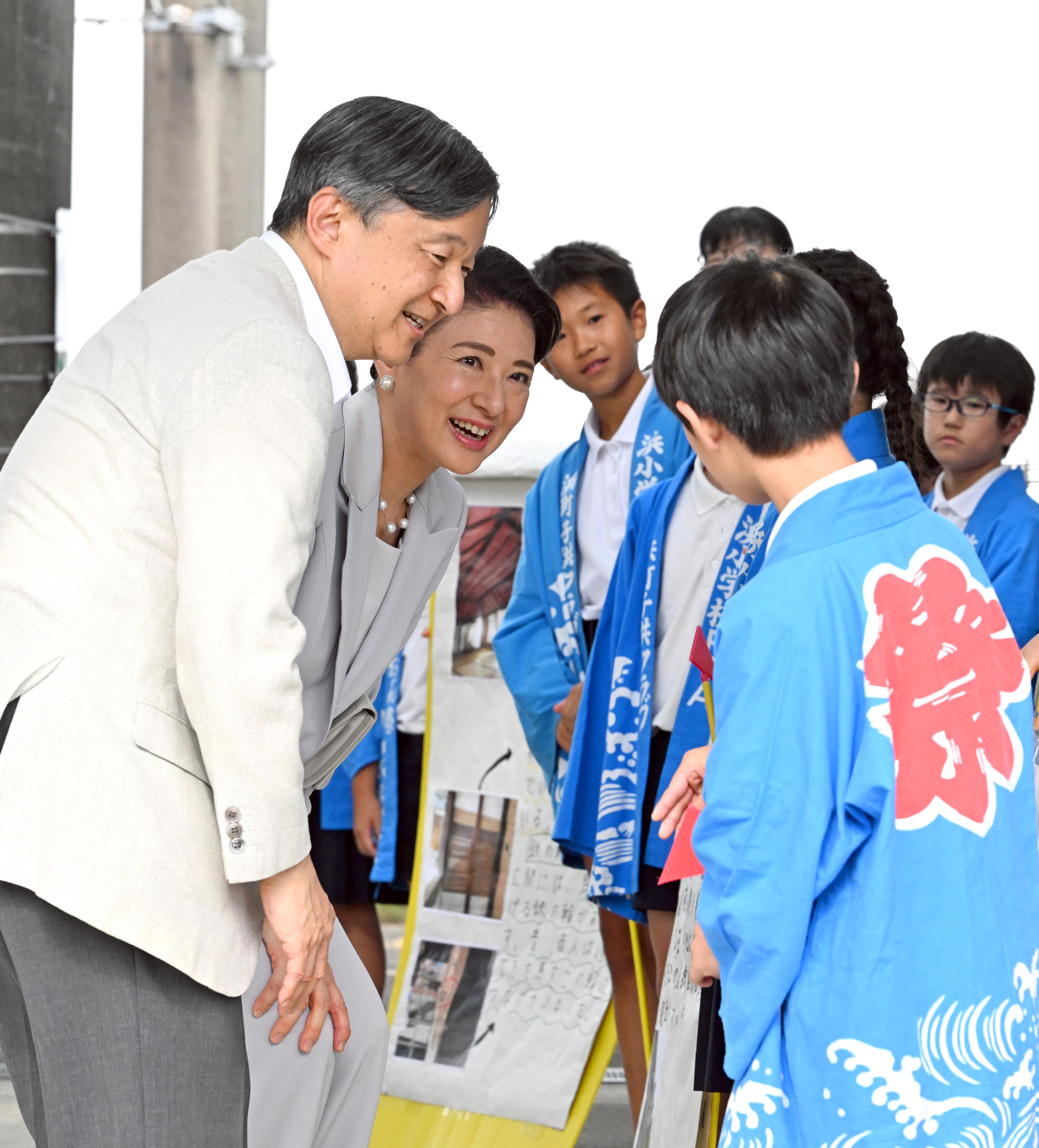 両陛下、佐賀で「酒蔵ツーリズム」ご視察 地元の小学生にお声がけ