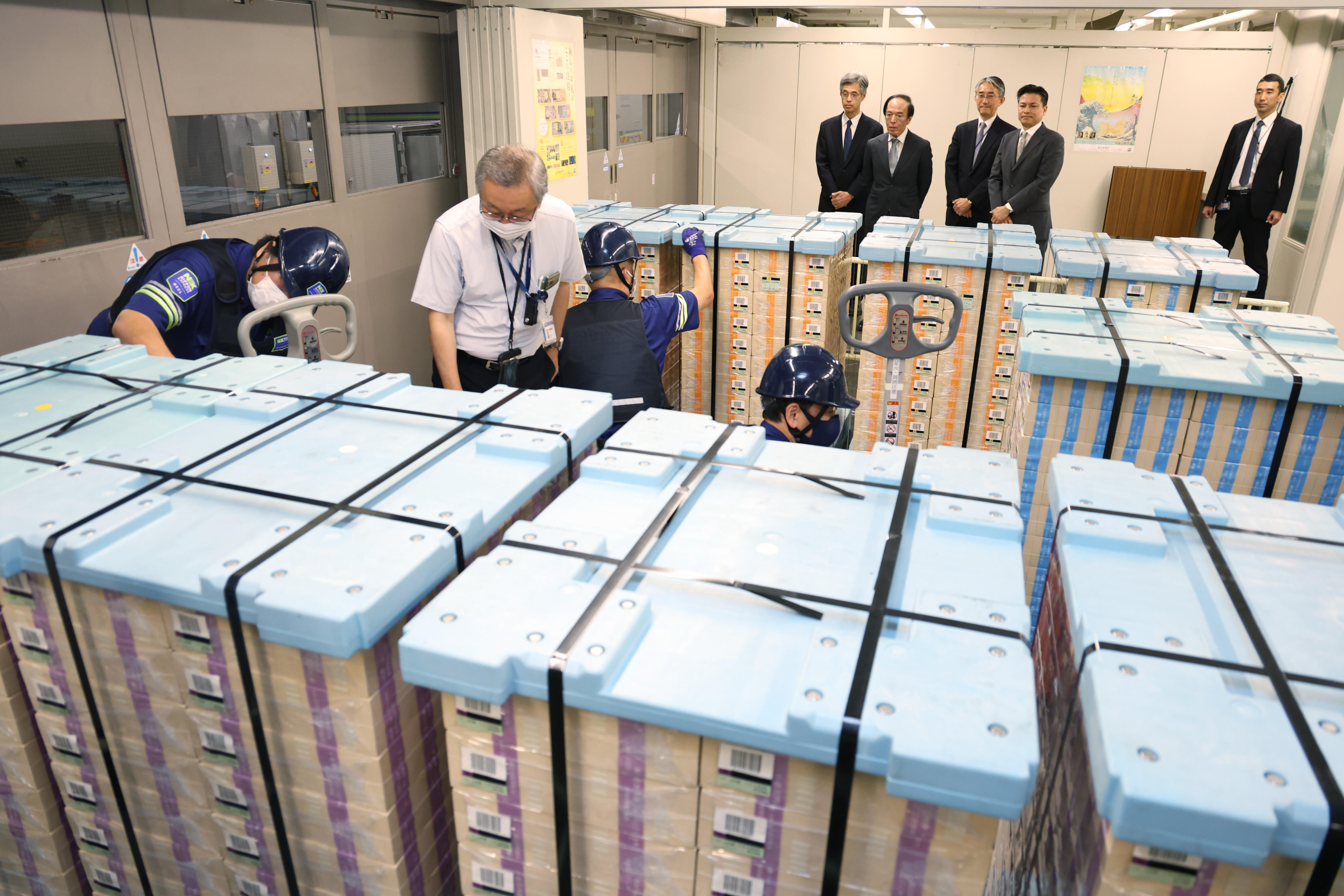 発券開始！」 日銀本店で新紙幣発行開始記念式典 金融機関に早速