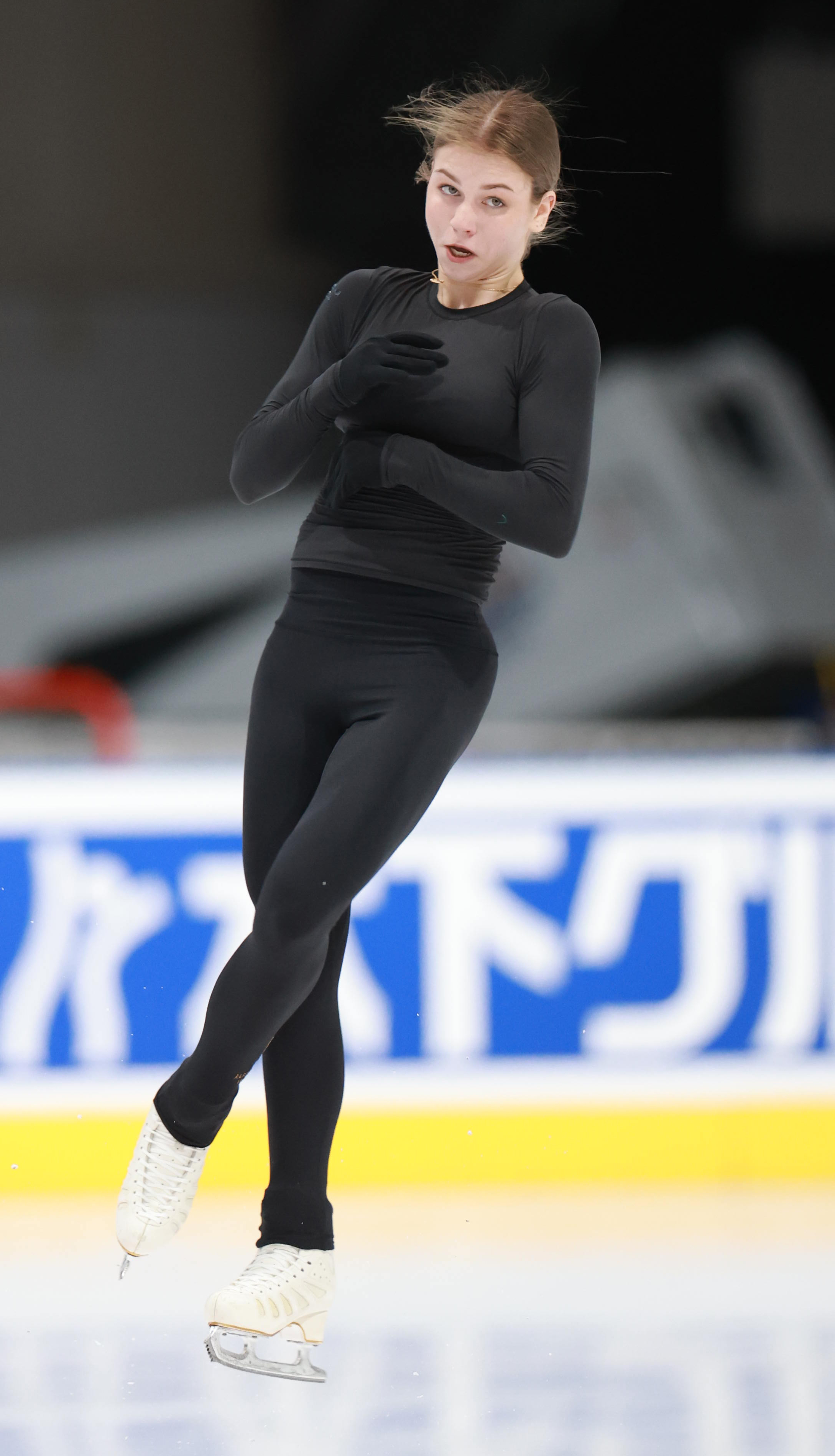 北京銀メダルのロシア選手、ベビーカーひいて前日練習 母でも4回転
