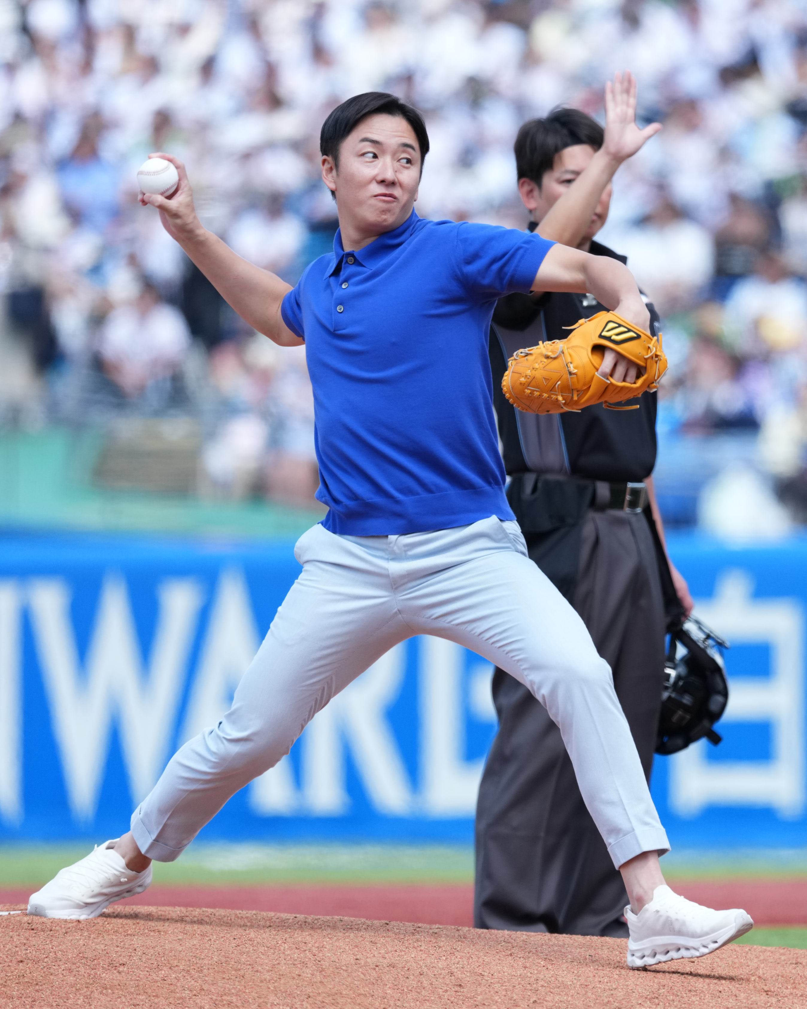 斎藤佑樹氏、神宮球場で始球式「今でも僕にとっては聖地」早実高、早大