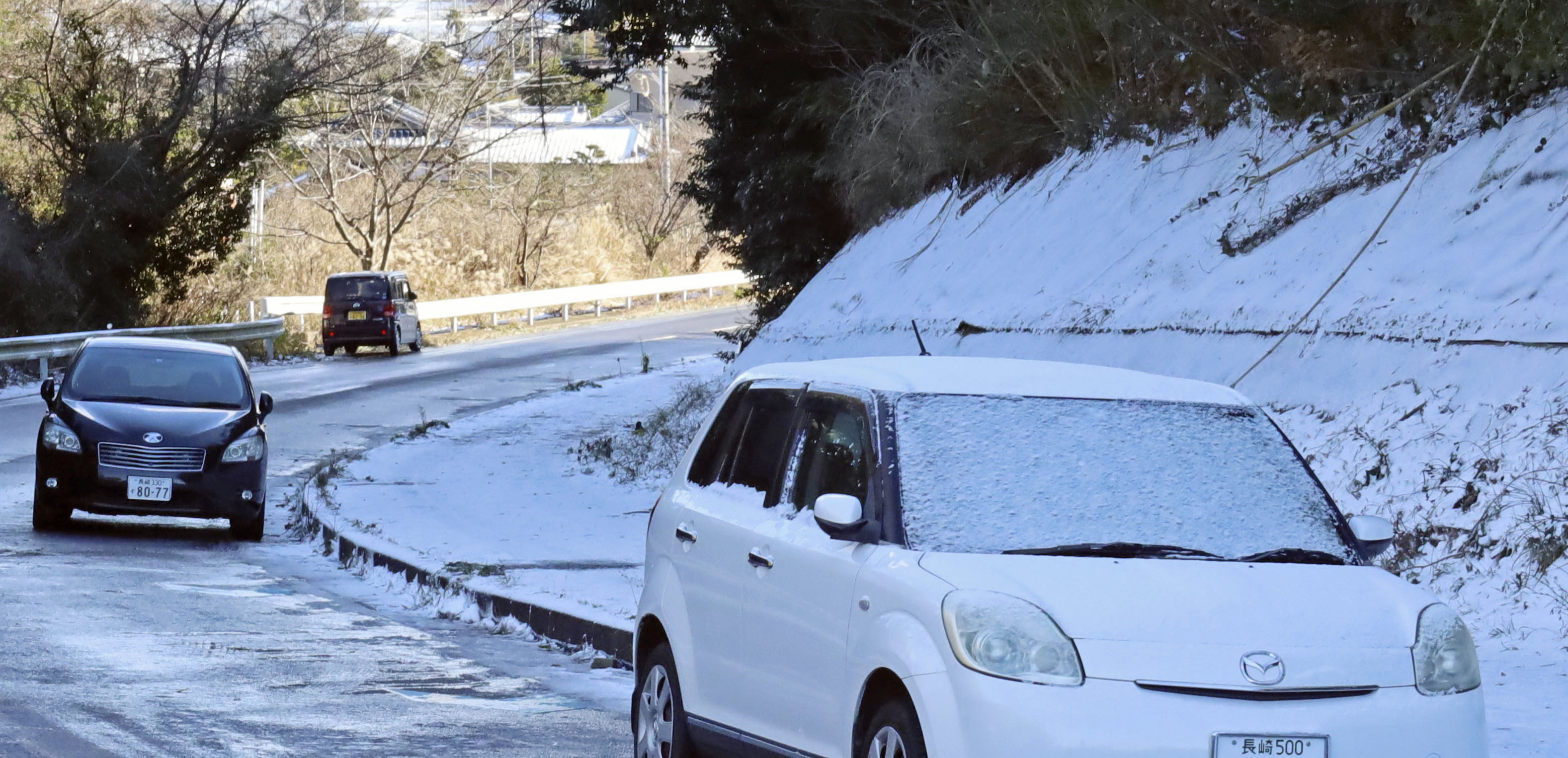 長崎の国道で車百台立ち往生 雪の影響、通行止めも - 産経ニュース