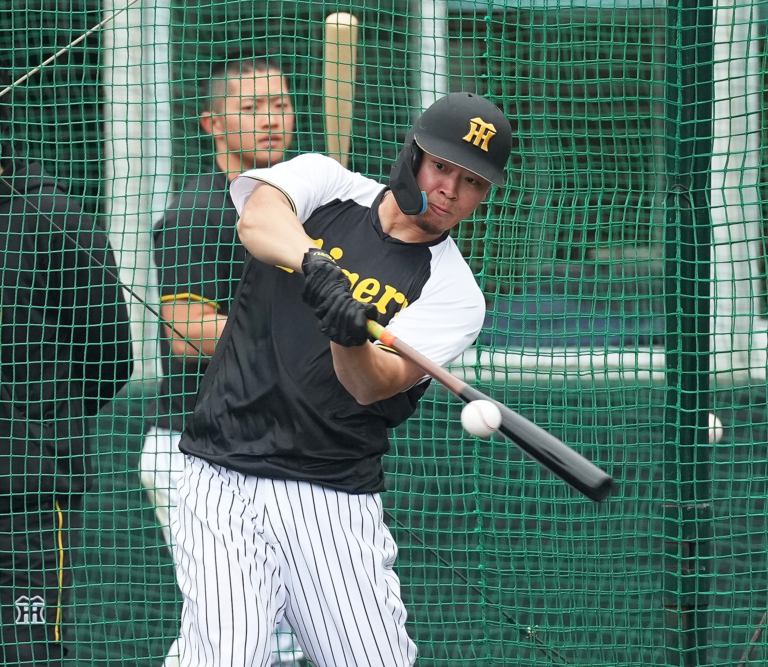 キャリアハイの昨季から「全部変えた」 佐藤輝明がキャンプ初日に