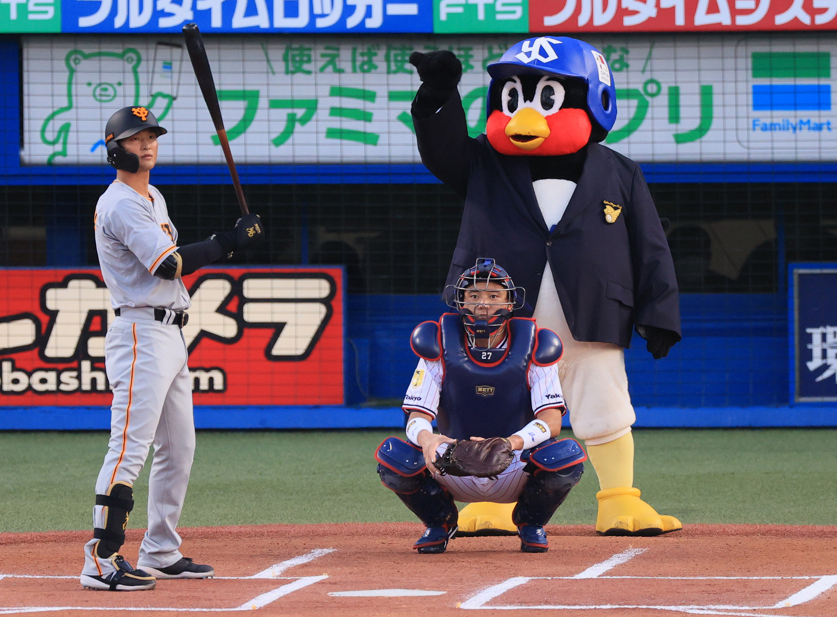 ヤクルト つば九郎 名球会が特別表彰 こんなさぷらいずは サンスポ