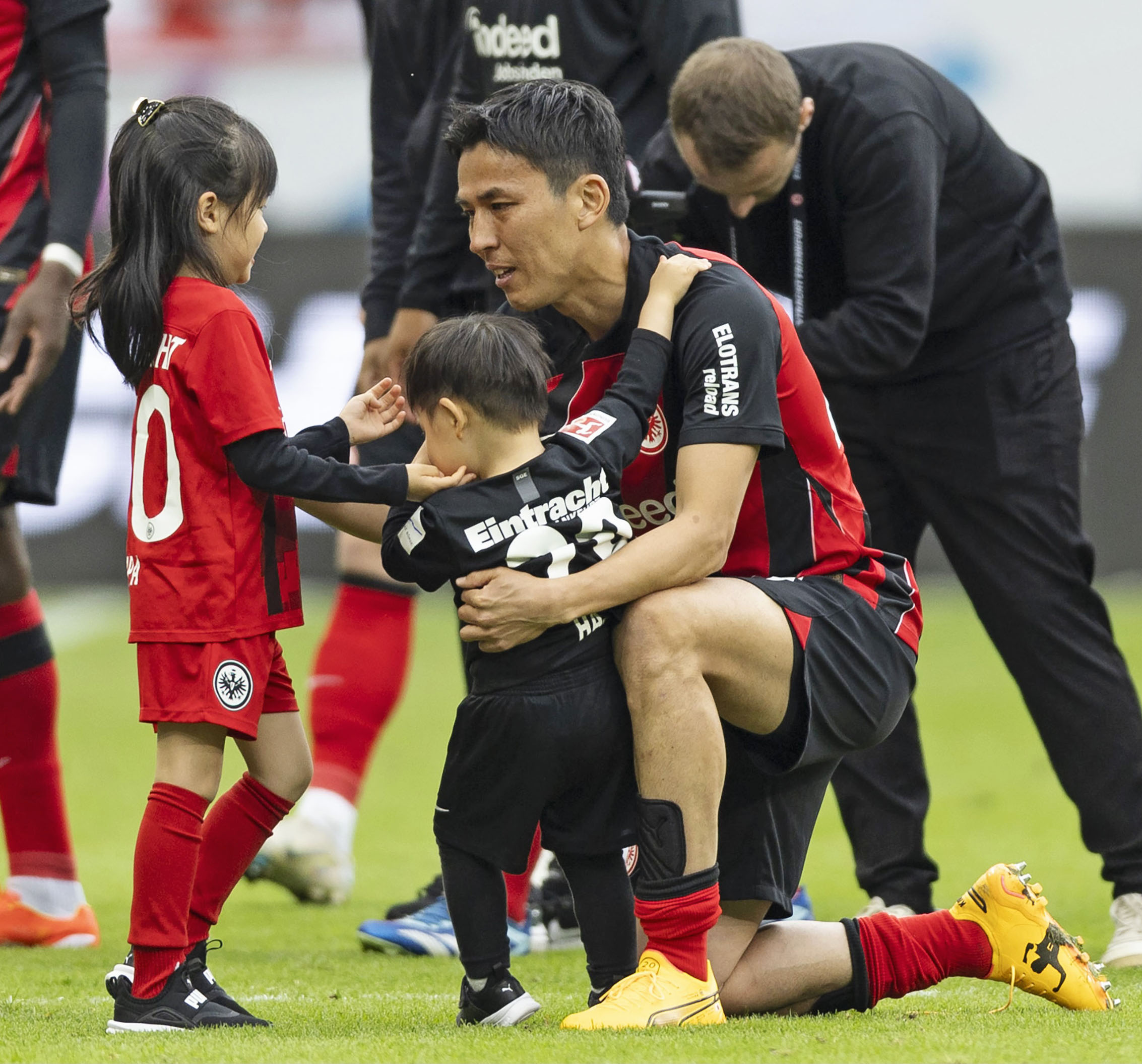 元日本代表ＭＦ長谷部誠が２２年のプロ生活に別れ 試合終了のピッチで子供を抱きしめ涙 - サンスポ