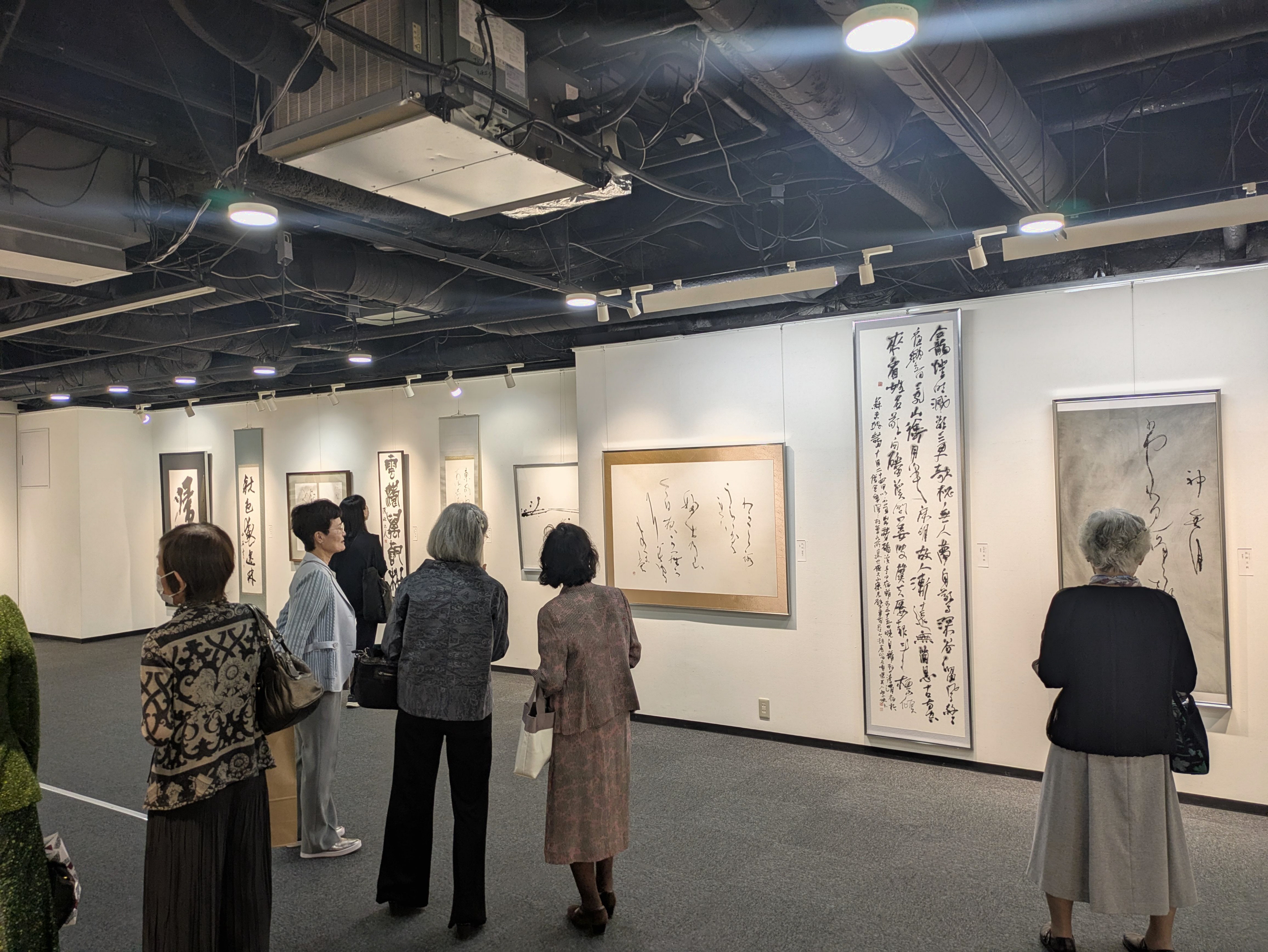 多彩な作品が壁面を彩る 2025「巳歳の会」書展 19日まで - 産経ニュース