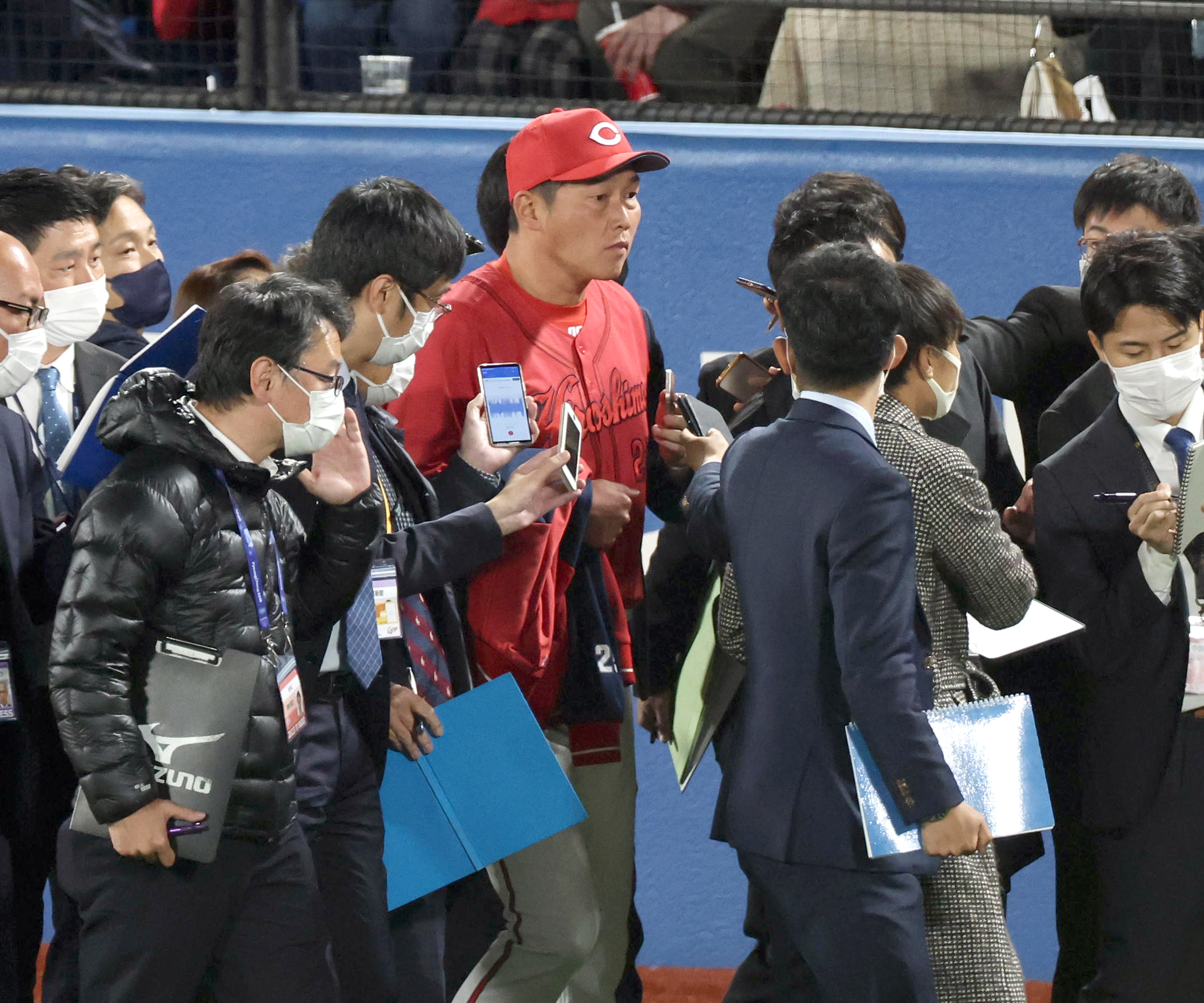 【鯉将一問一答】広島・新井貴浩監督の初陣は３安打零封負け「全体的に硬かった」