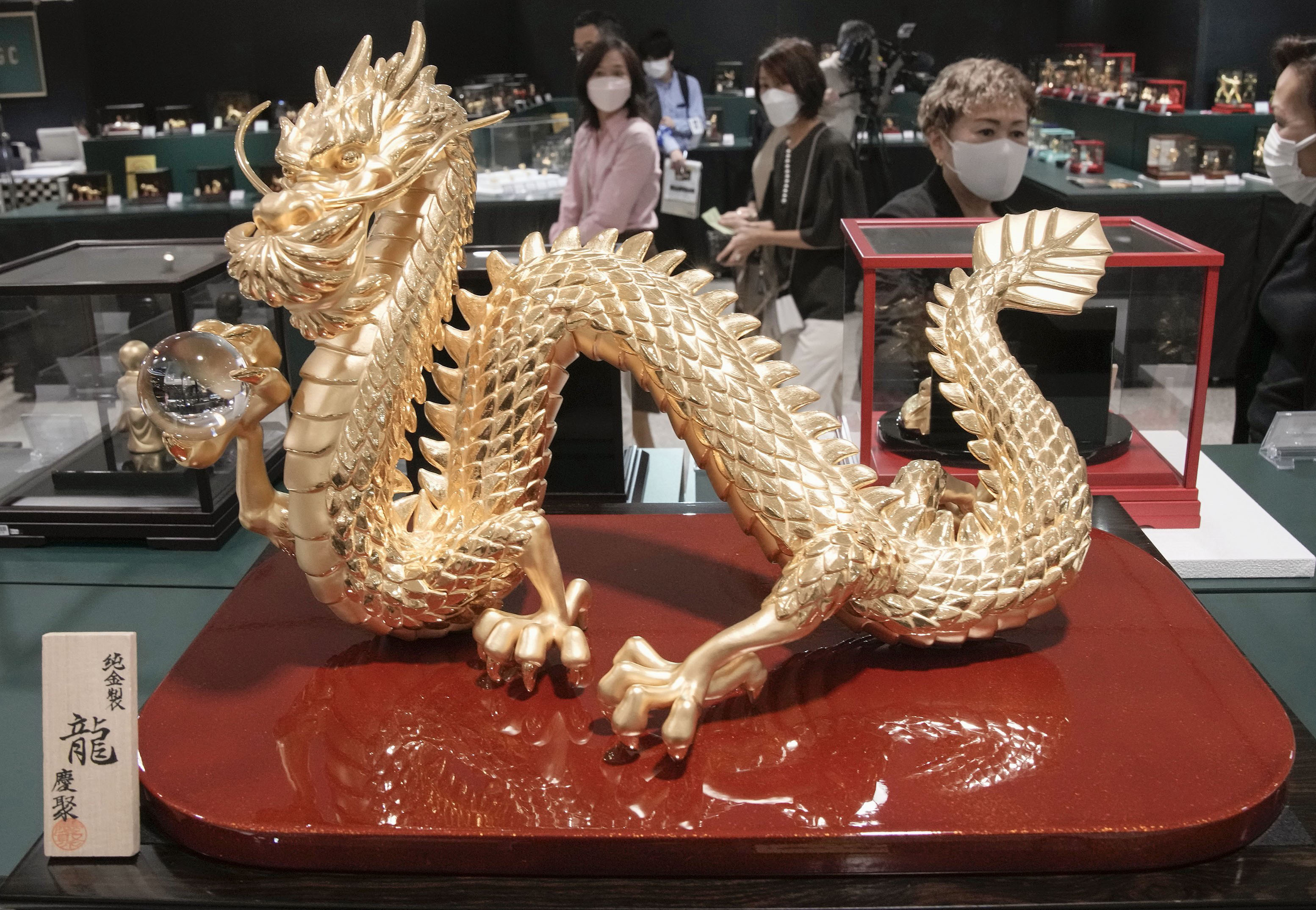 黄金「ドクターイエロー」220万円 金製品一堂に展示、名古屋 - 産経