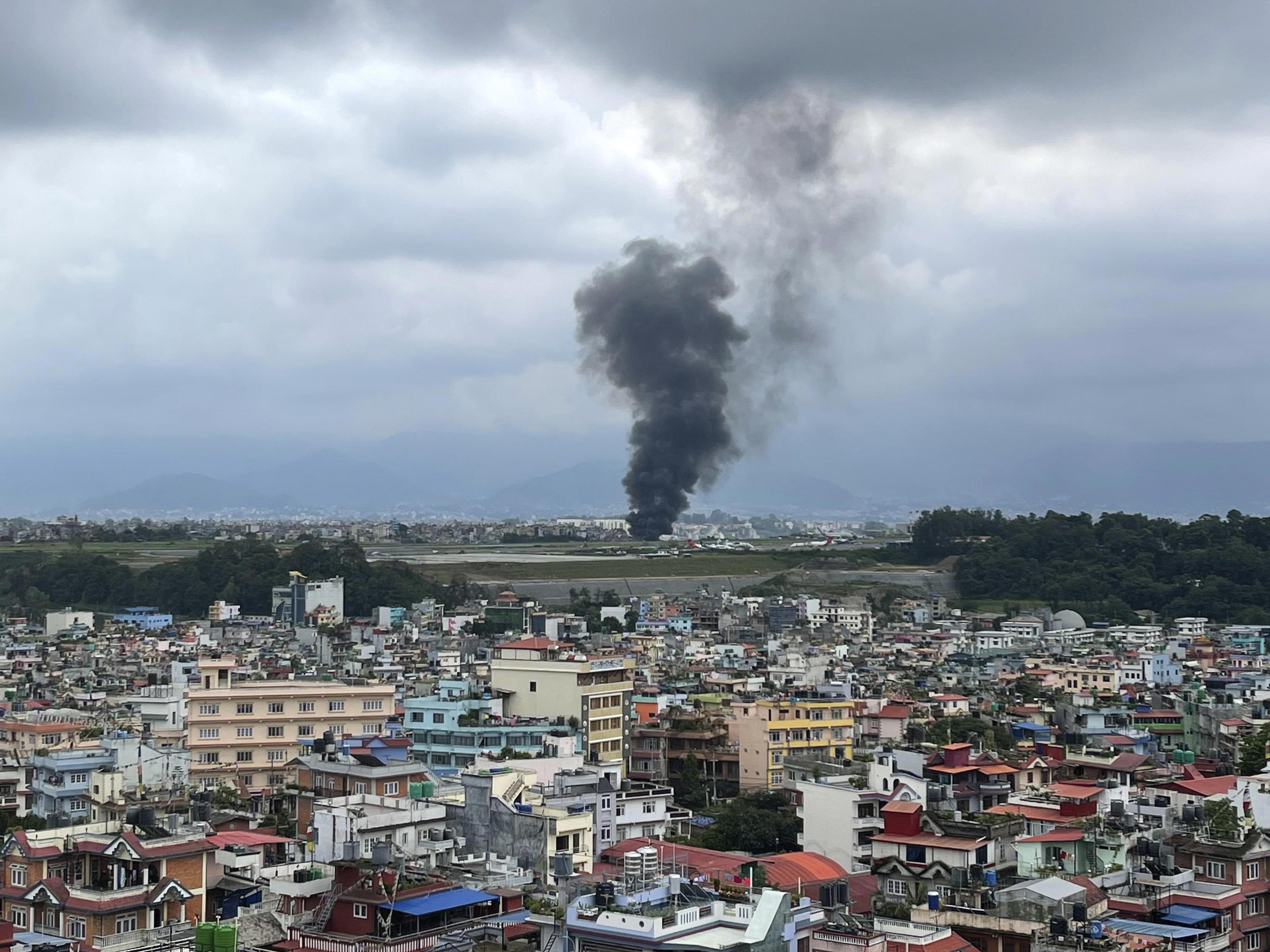 ネパール機事故で18人死亡 カトマンズ国際空港で離陸失敗、滑走路外