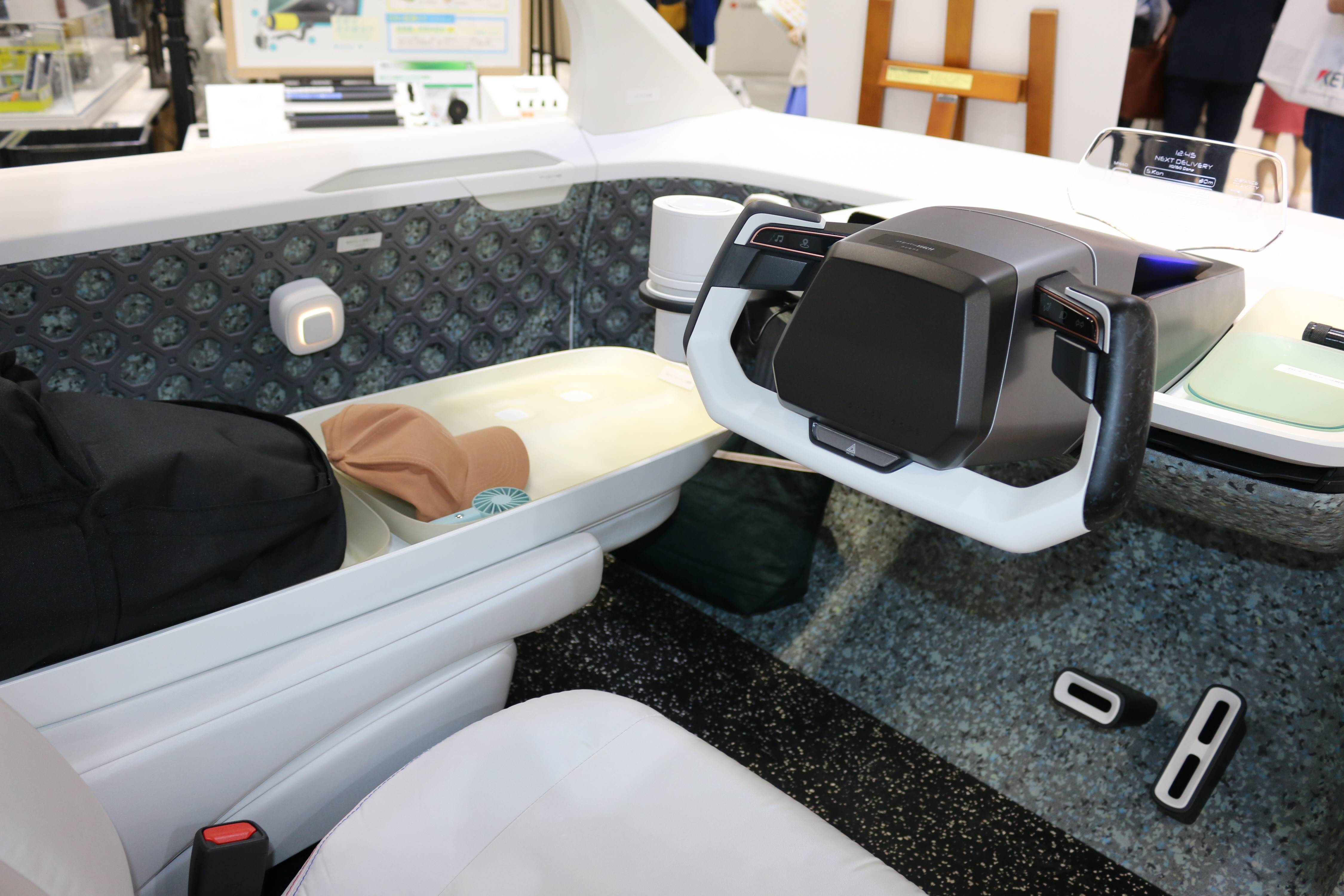 【正直ズルい】高級車内装素材で作ったクッション ルビー Z世代”のクルマは内装を自分好みにアレンジ 豊田合成がコンセプト披露