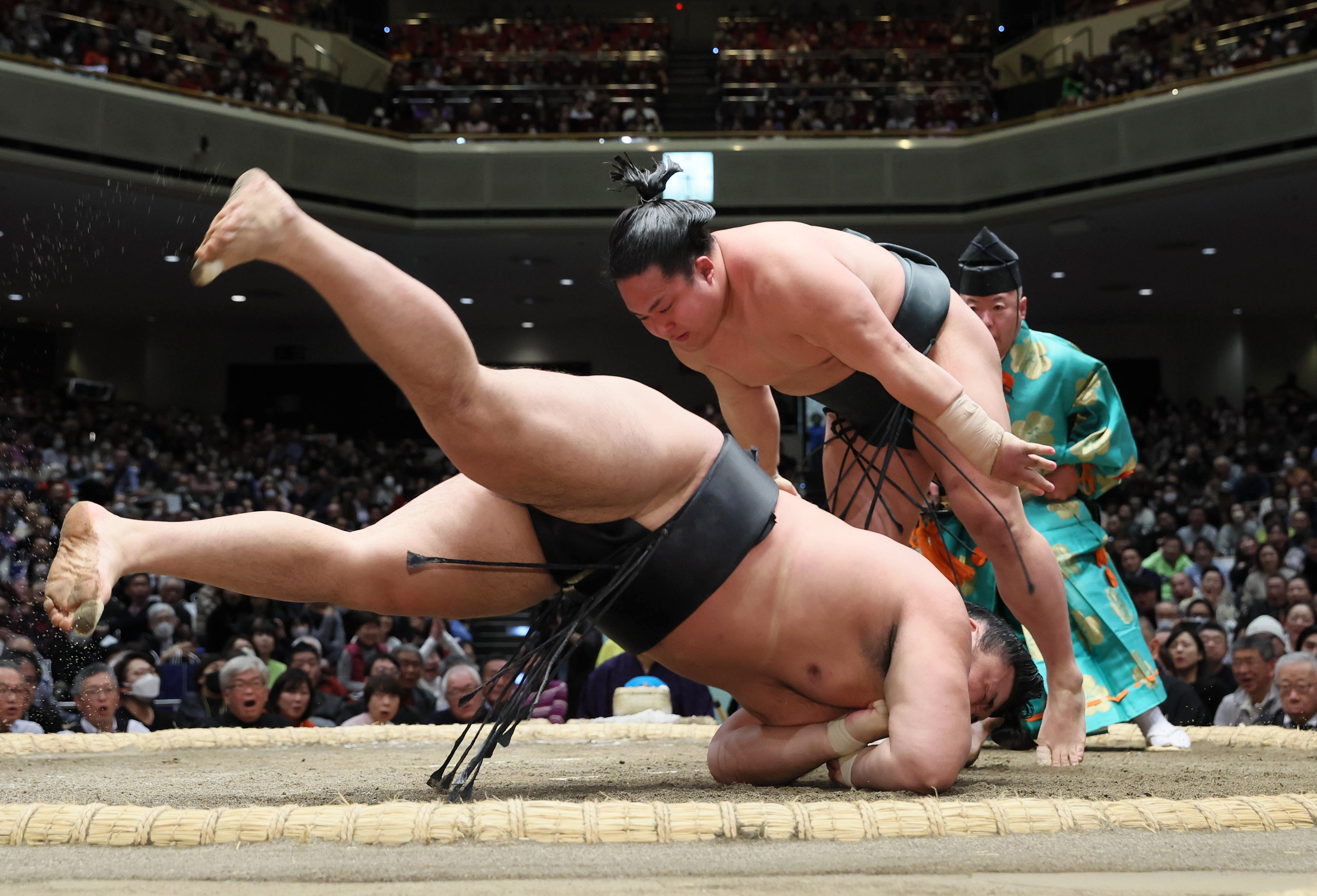 翠富士、綱とりに挑む霧島に土「ちょっと遅かったけど新年初白星」／初