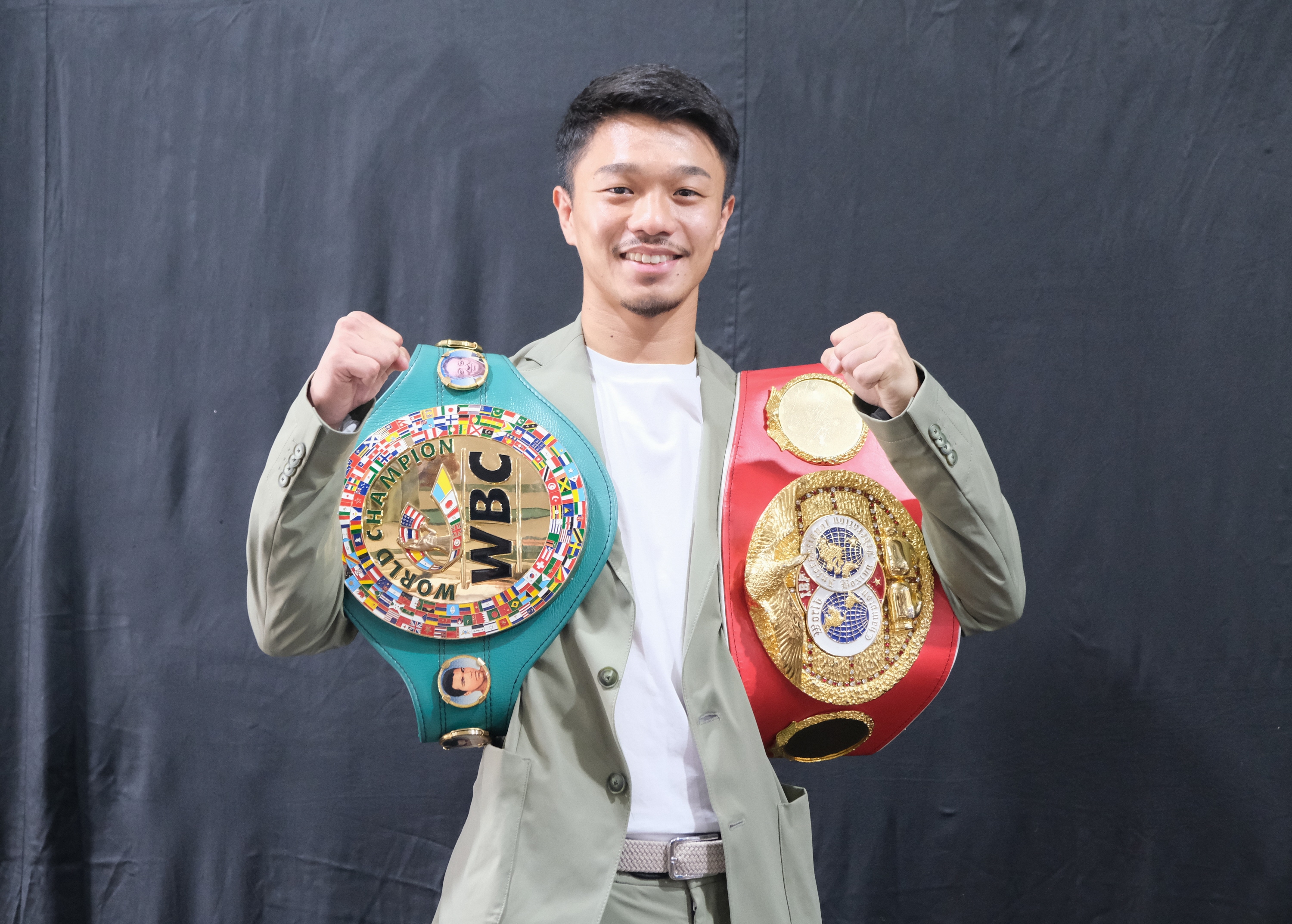 WBCIBF世界バンタム級統一王者　中谷潤人直筆サイン入り服、絶対本物新品未開封 WBCIBF世界バンタム級統一王者 中谷潤人直筆サイン入り服、絶対本物新品