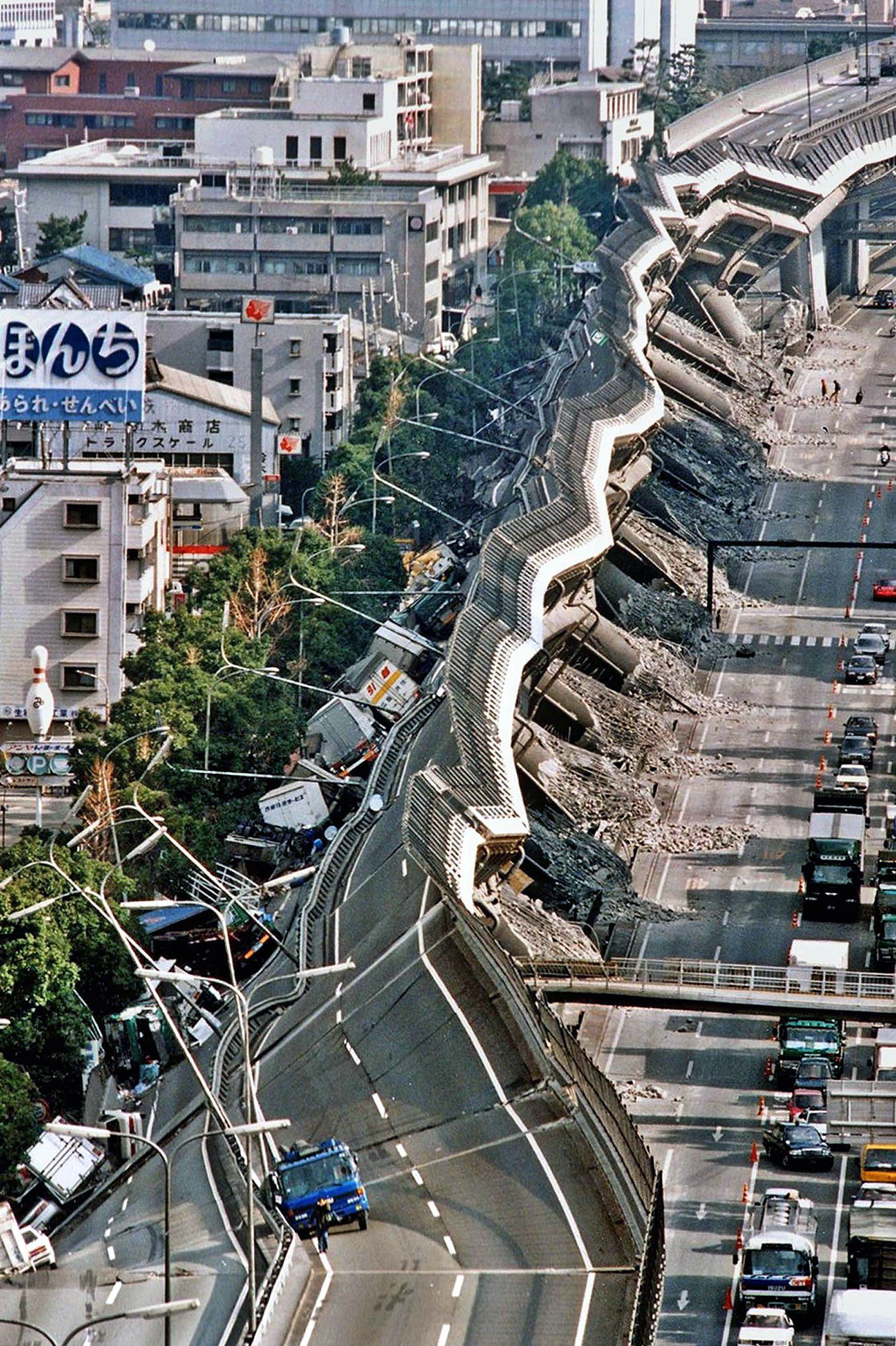 阪神　淡路大震災 高速道路が横倒しになるなんて 阪神大震災で崩れ落ちた安全神話 622日