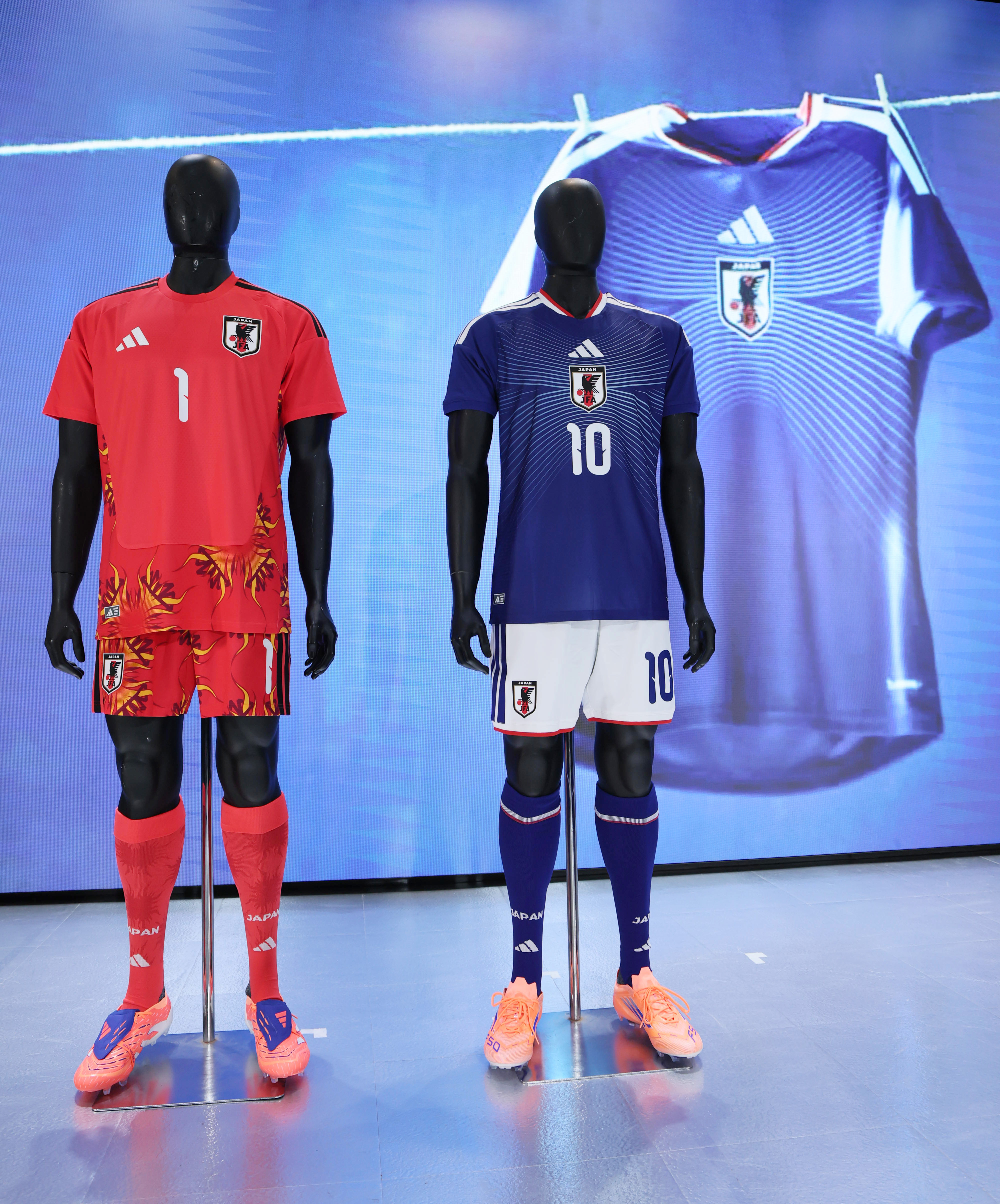 26年サッカーW杯の日本代表新ユニホームお披露目 「水平線」の先にある