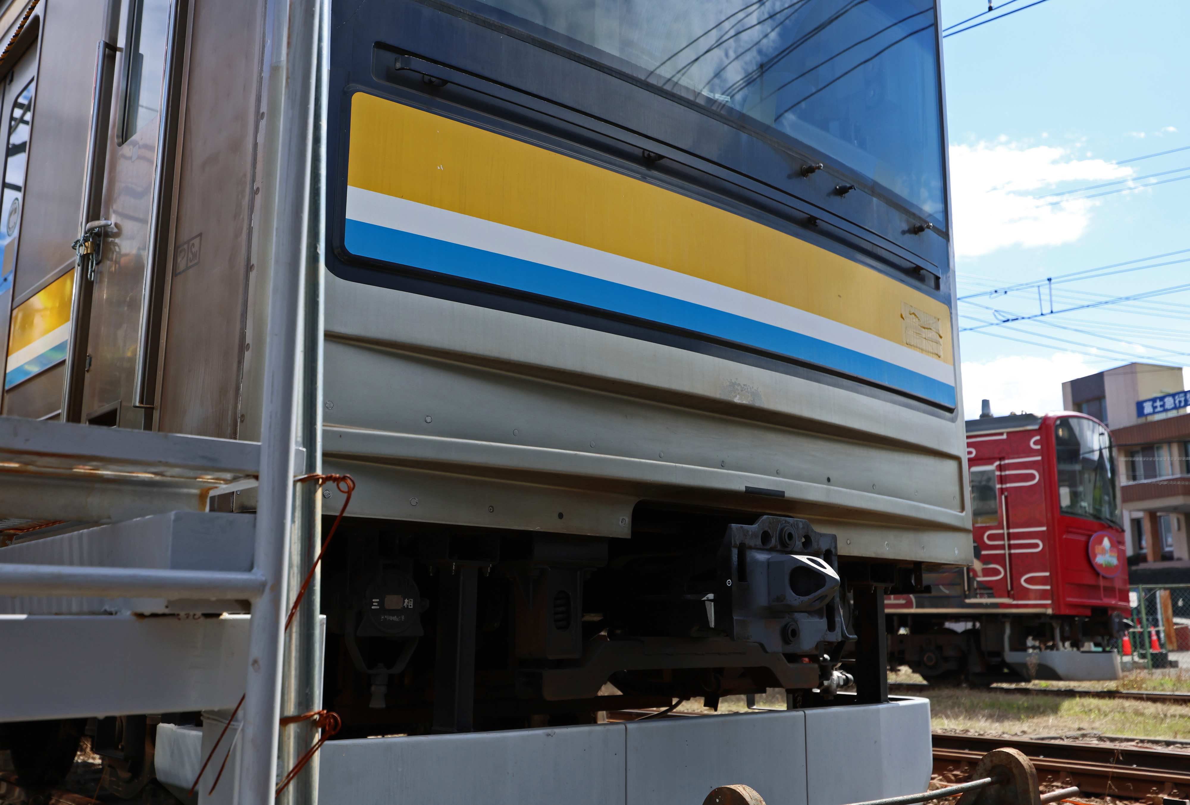 動画】元JR鶴見線の車両に6人のヒーロー 富士山麓電気鉄道「絶叫