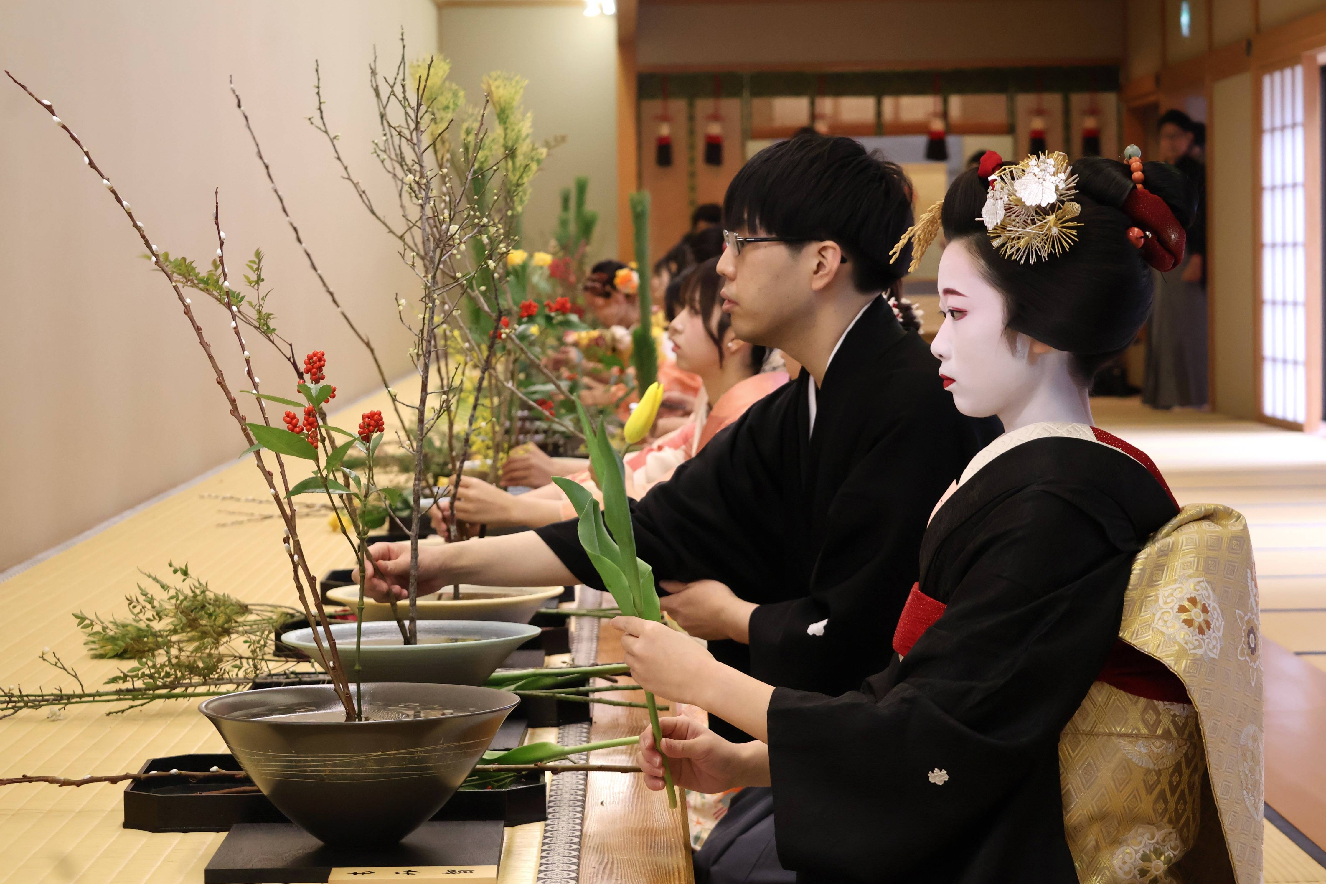華道家元・池坊の道場で新年祝う「初生け式」 華やかな花材で新春彩る