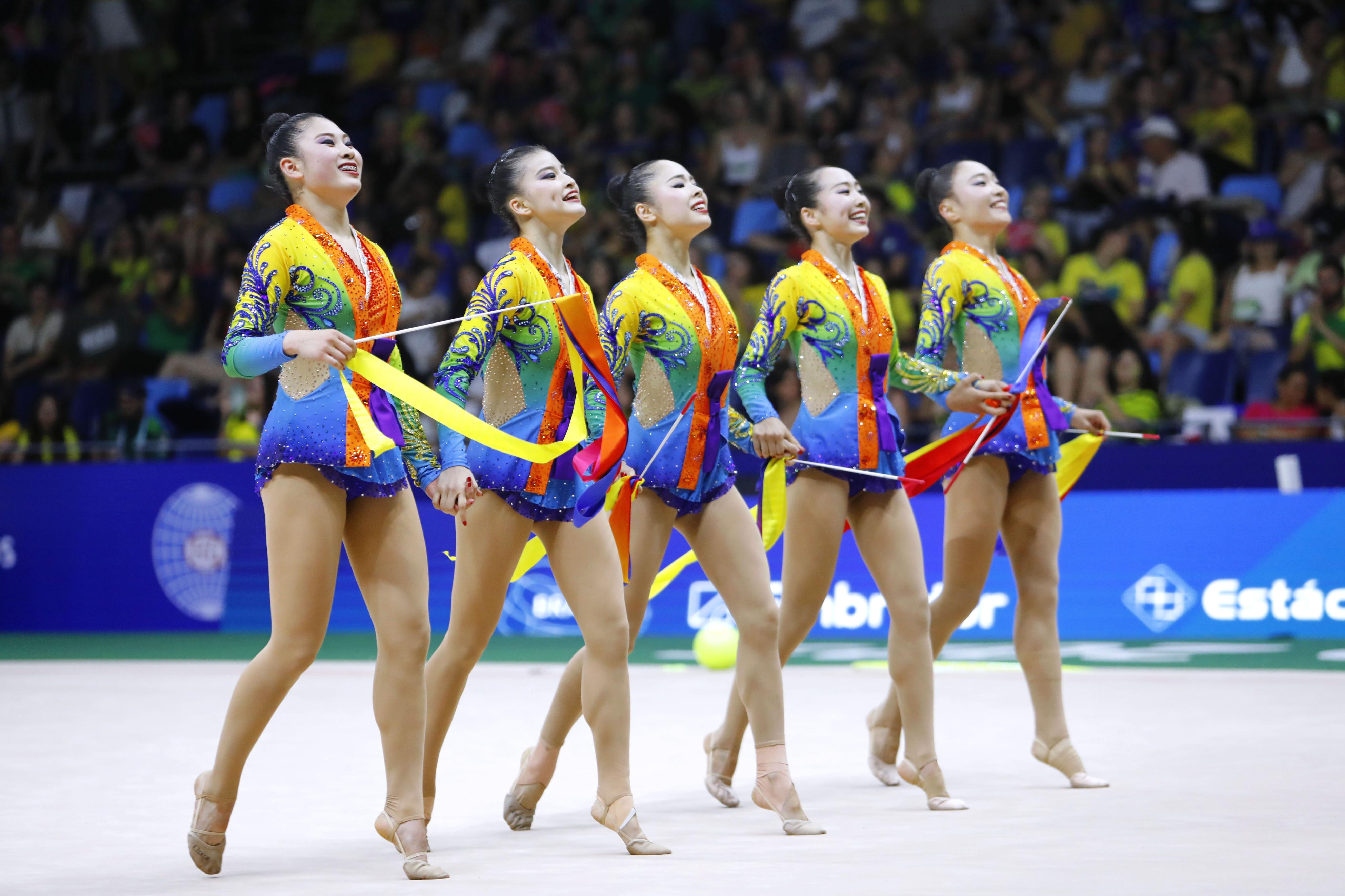 新体操の世界選手権で日本が団体総合「金」 初の快挙、4大会ぶり