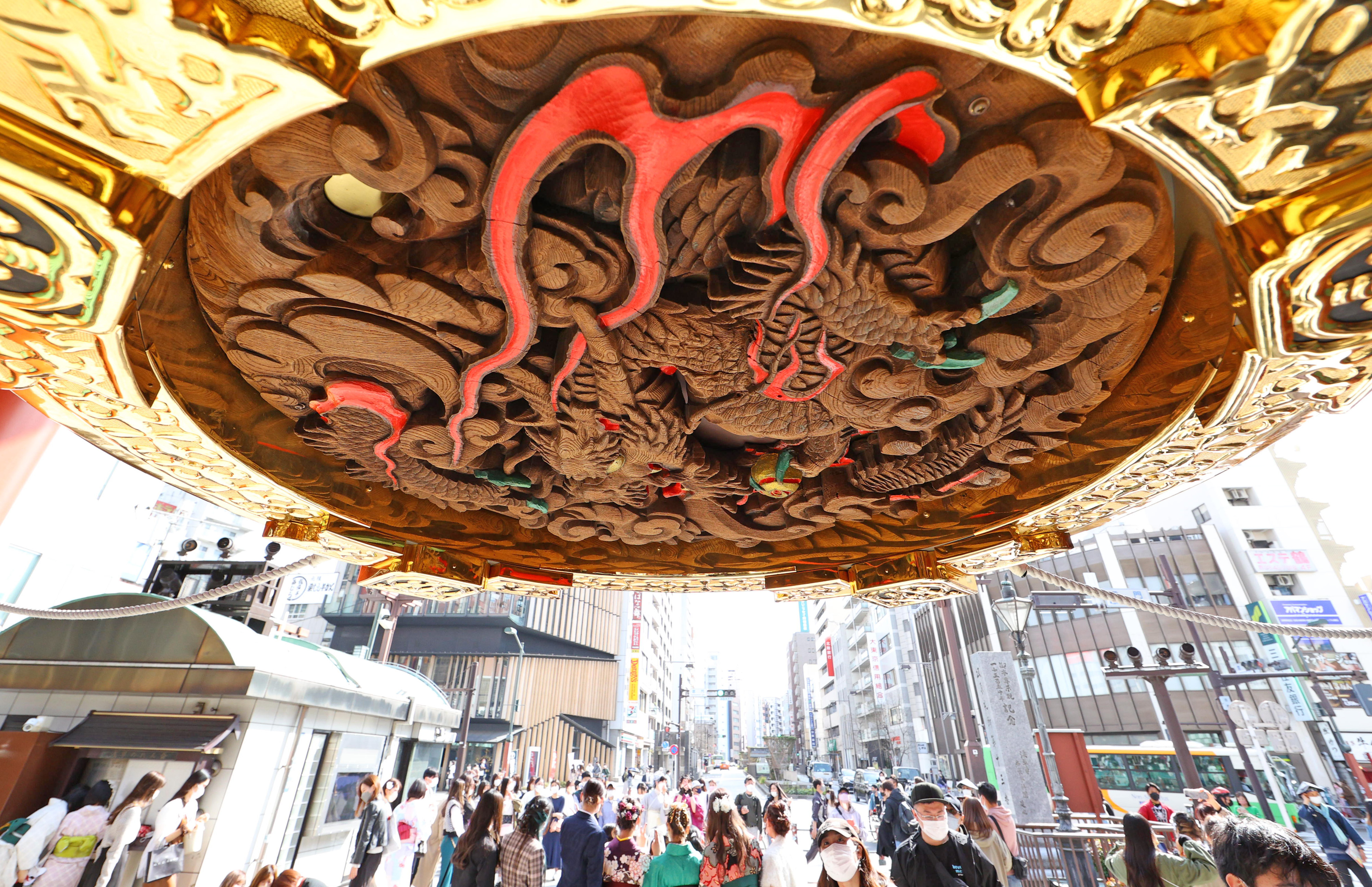 路上感撮】雷門の底に棲む龍 東京・浅草 - 産経ニュース